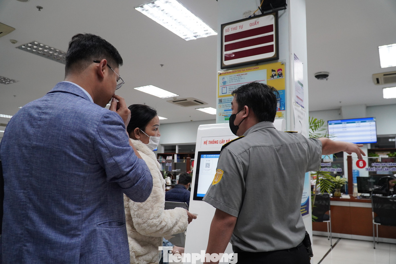 Nhân viên tại Trung tâm hành chính phải hướng dẫn bấm số, cập nhật tình hình số thứ tự đang giải quyết cho người dân. Nhiều người khi thấy phải đợi hàng chục lượt đã ra về vì không thể đợi quá lâu. Nhân viên tại Trung tâm hành chính phải hướng dẫn bấm số, cập nhật tình hình số thứ tự đang giải quyết cho người dân. Nhiều người khi thấy phải đợi hàng chục lượt đã ra về vì không thể đợi quá lâu.