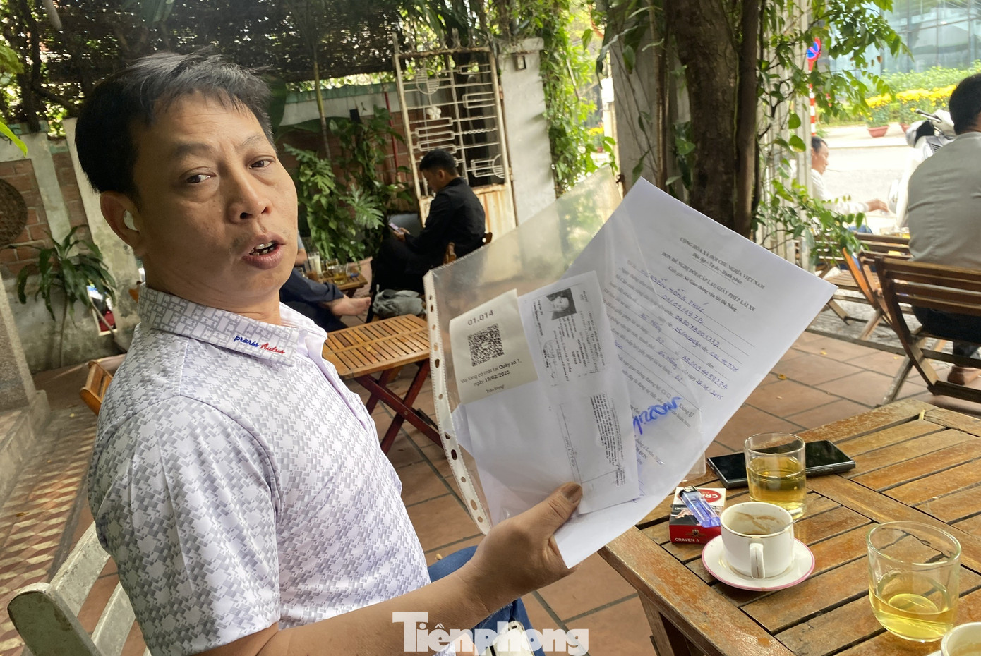 Chờ đợi quá lâu, anh Hồng Phúc ra quán cà phê ngồi. "Tôi quan sát thấy một lượt giải quyết cũng gần nửa tiếng, trong khi mình chờ tới cả chục số nữa nên ra đây ngồi", anh nói. Chờ đợi quá lâu, anh Hồng Phúc ra quán cà phê ngồi. "Tôi quan sát thấy một lượt giải quyết cũng gần nửa tiếng, trong khi mình chờ tới cả chục số nữa nên ra đây ngồi", anh nói.