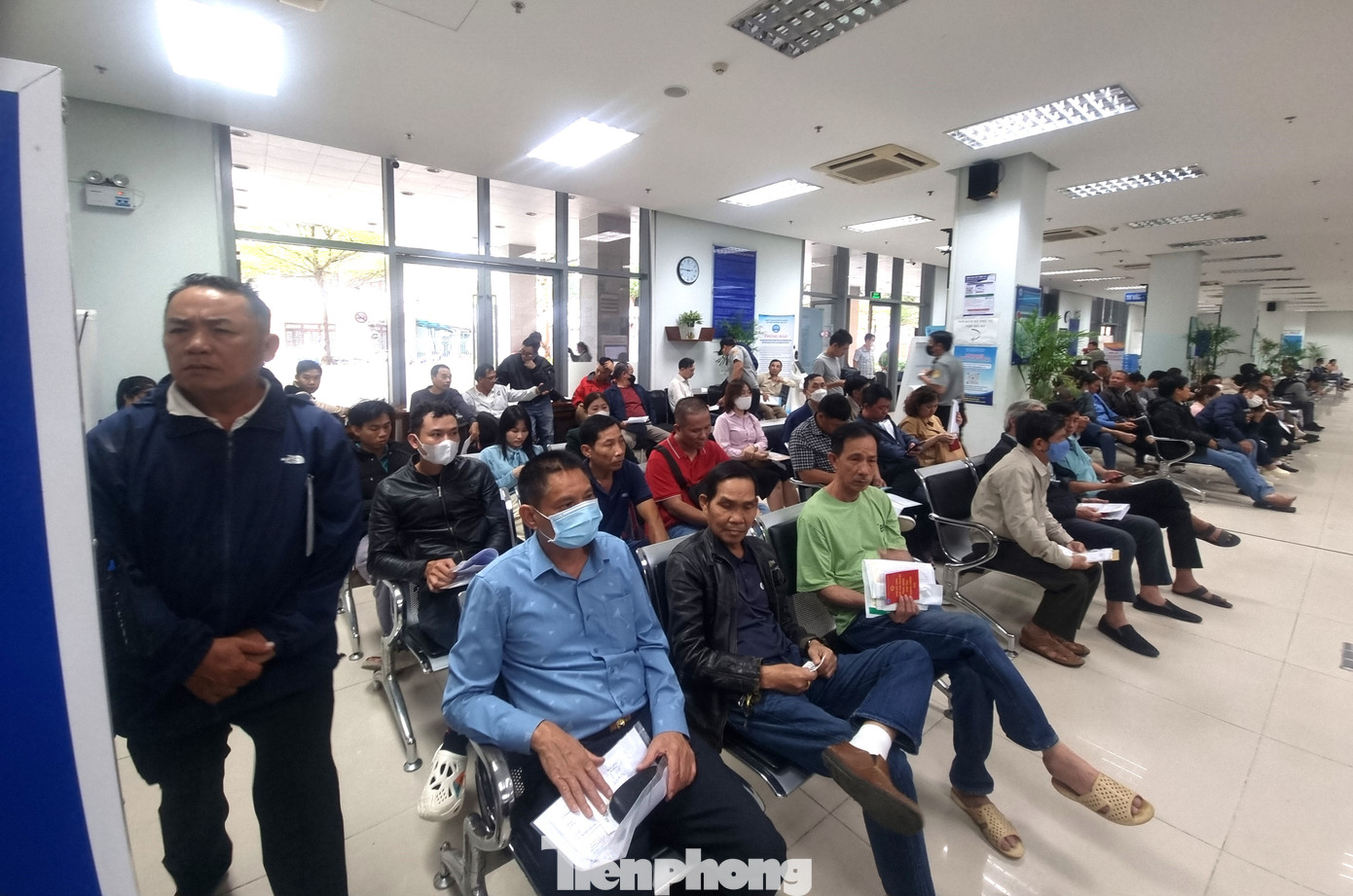 Có GPLX sẽ hết hạn vào ngày 10/3 tới, anh N.A. (quận Cẩm Lệ) đến làm thủ tục đổi từ sáng. “Sáng nay tôi số thứ tự 87, đến 11h hơn vẫn chưa được gọi tên nên đành ra về. Buổi chiều tôi tiếp tục đến đợi, tới gần 16h vẫn chưa tới lượt”, anh N.A nói và chia sẻ thêm rất mệt mỏi vì chỉ xin công ty nghỉ buổi sáng nhưng phải nghỉ luôn cả buổi chiều mà vẫn chưa biết có được gọi tên hay không. Có GPLX sẽ hết hạn vào ngày 10/3 tới, anh N.A. (quận Cẩm Lệ) đến làm thủ tục đổi từ sáng. “Sáng nay tôi số thứ tự 87, đến 11h hơn vẫn chưa được gọi tên nên đành ra về. Buổi chiều tôi tiếp tục đến đợi, tới gần 16h vẫn chưa tới lượt”, anh N.A nói và chia sẻ thêm rất mệt mỏi vì chỉ xin công ty nghỉ buổi sáng nhưng phải nghỉ luôn cả buổi chiều mà vẫn chưa biết có được gọi tên hay không.