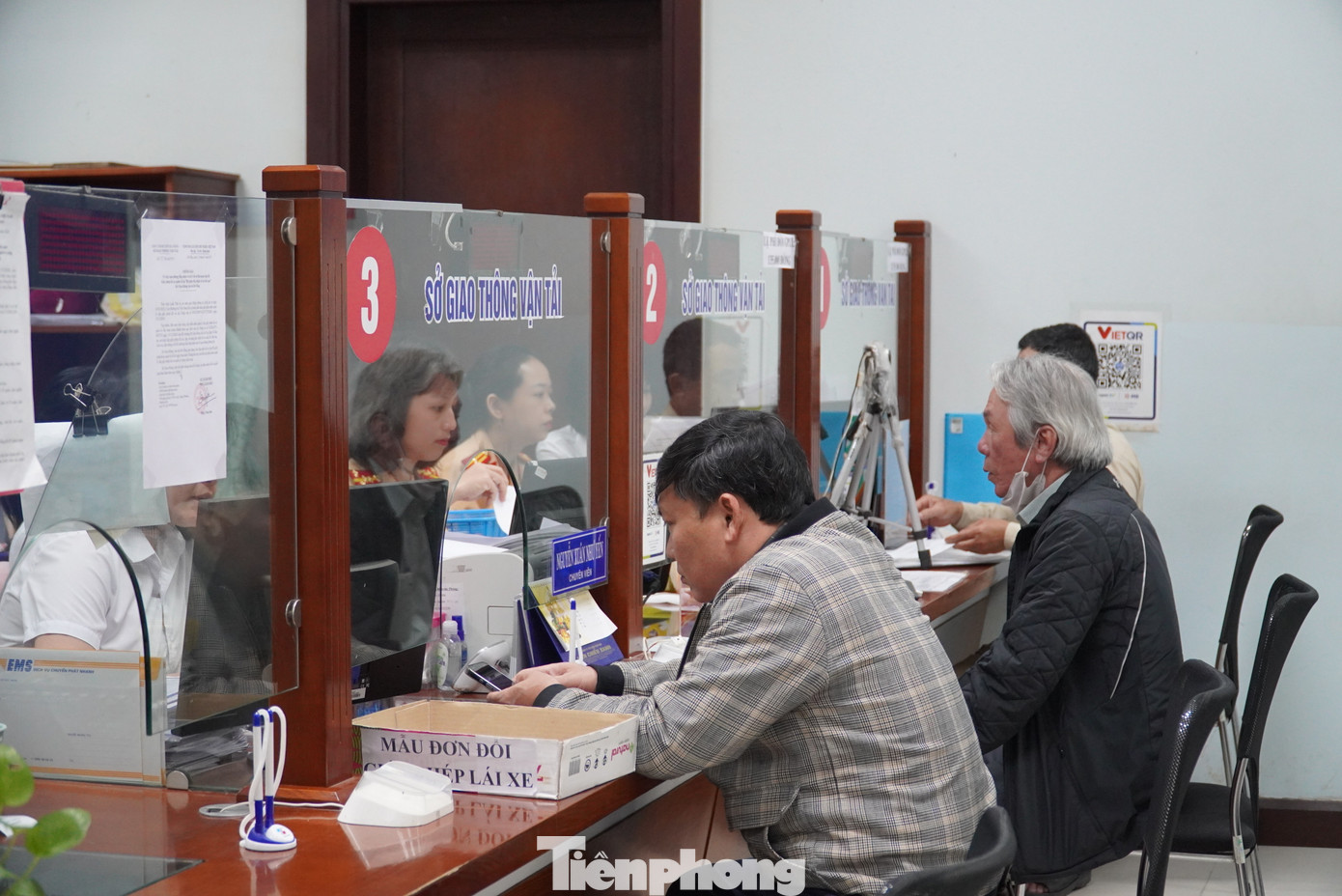 Điểm tiếp nhận hồ sơ của Sở Giao thông vận tải tại Trung tâm hành chính Đà Nẵng có 2 ô được bàn giao cho lực lượng công an xử lý, nhân viên của Sở vẫn có mặt để hỗ trợ. Điểm tiếp nhận hồ sơ của Sở Giao thông vận tải tại Trung tâm hành chính Đà Nẵng có 2 ô được bàn giao cho lực lượng công an xử lý, nhân viên của Sở vẫn có mặt để hỗ trợ.