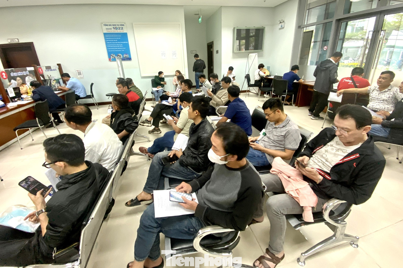 Nhiều người có GPLX chỉ còn khoảng 20 ngày nữa sẽ hết hạn rất nôn nóng vì số lượng người xin đổi quá nhiều, không biết khi nào mới tới lượt. Một số người lại lo khi thủ tục này chuyển sang công an xử lý, giai đoạn chuyển giao nếu không trơn tru thì giấy phép sẽ bị kẹt lại, không đổi được. Nhiều người có GPLX chỉ còn khoảng 20 ngày nữa sẽ hết hạn rất nôn nóng vì số lượng người xin đổi quá nhiều, không biết khi nào mới tới lượt. Một số người lại lo khi thủ tục này chuyển sang công an xử lý, giai đoạn chuyển giao nếu không trơn tru thì giấy phép sẽ bị kẹt lại, không đổi được.