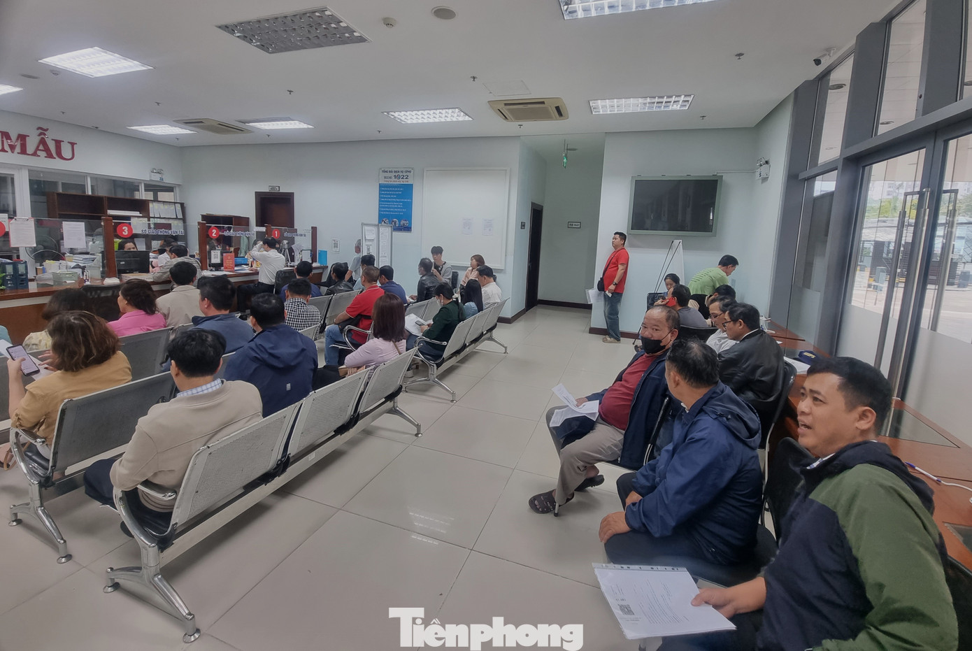 Có GPLX sẽ hết hạn vào ngày 10/3 tới, anh N.A. (quận Cẩm Lệ) đến làm thủ tục đổi từ sáng. “Sáng nay tôi số thứ tự 87, đến 11h hơn vẫn chưa được gọi tên nên đành ra về. Buổi chiều tôi tiếp tục đến đợi, tới gần 16h vẫn chưa tới lượt”, anh N.A nói và chia sẻ thêm rất mệt mỏi vì chỉ xin công ty nghỉ buổi sáng nhưng phải nghỉ luôn cả buổi chiều mà vẫn chưa biết có được gọi tên hay không. Có GPLX sẽ hết hạn vào ngày 10/3 tới, anh N.A. (quận Cẩm Lệ) đến làm thủ tục đổi từ sáng. “Sáng nay tôi số thứ tự 87, đến 11h hơn vẫn chưa được gọi tên nên đành ra về. Buổi chiều tôi tiếp tục đến đợi, tới gần 16h vẫn chưa tới lượt”, anh N.A nói và chia sẻ thêm rất mệt mỏi vì chỉ xin công ty nghỉ buổi sáng nhưng phải nghỉ luôn cả buổi chiều mà vẫn chưa biết có được gọi tên hay không.