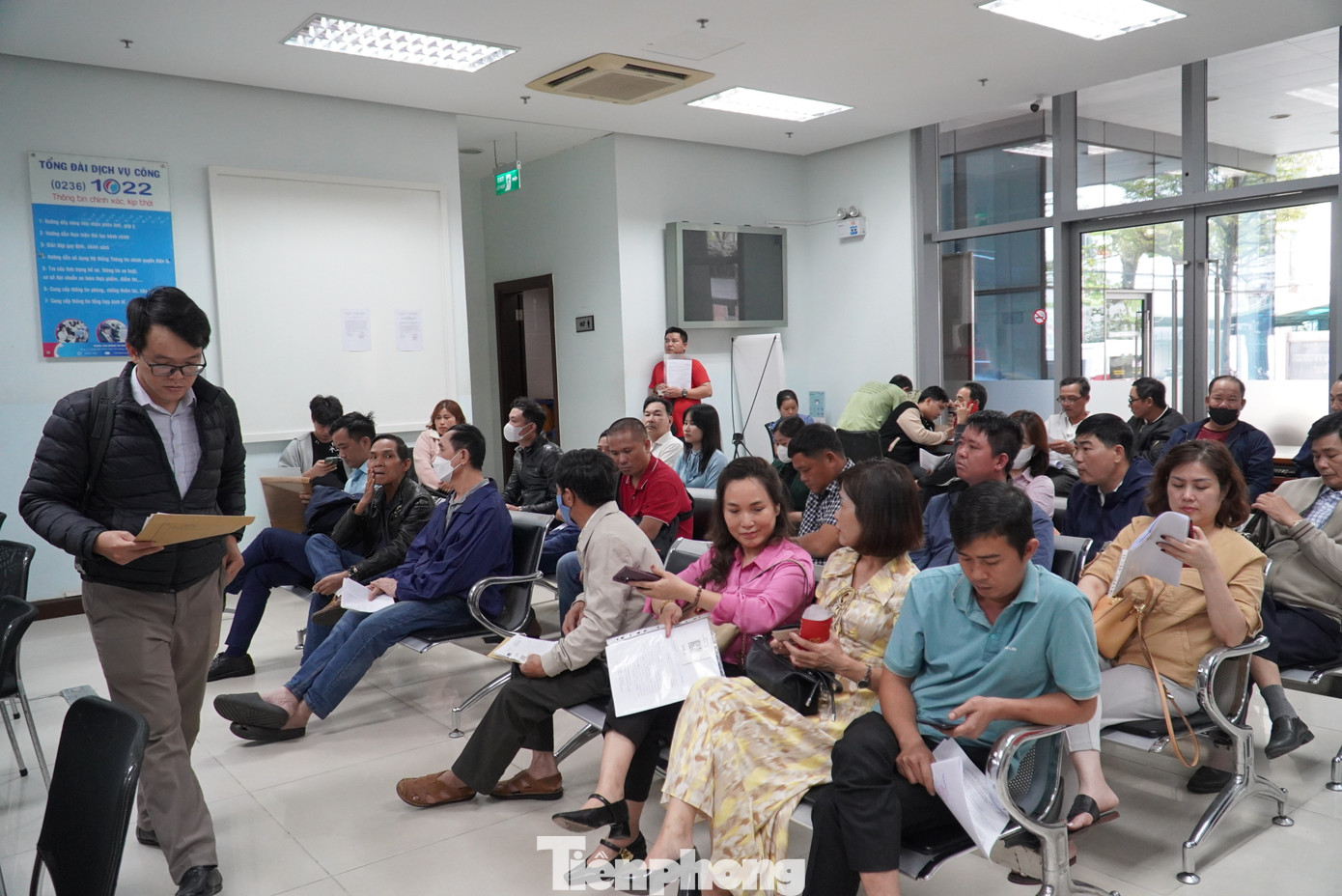 Nhiều người có GPLX chỉ còn khoảng 20 ngày nữa sẽ hết hạn rất nôn nóng vì số lượng người xin đổi quá nhiều, không biết khi nào mới tới lượt. Một số người lại lo khi thủ tục này chuyển sang công an xử lý, giai đoạn chuyển giao nếu không trơn tru thì giấy phép sẽ bị kẹt lại, không đổi được. Nhiều người có GPLX chỉ còn khoảng 20 ngày nữa sẽ hết hạn rất nôn nóng vì số lượng người xin đổi quá nhiều, không biết khi nào mới tới lượt. Một số người lại lo khi thủ tục này chuyển sang công an xử lý, giai đoạn chuyển giao nếu không trơn tru thì giấy phép sẽ bị kẹt lại, không đổi được.