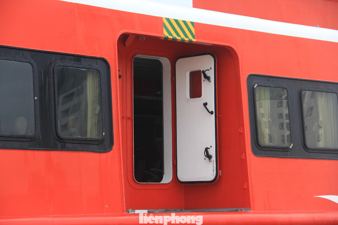 Cửa ra vào tàu. Cửa ra vào tàu.