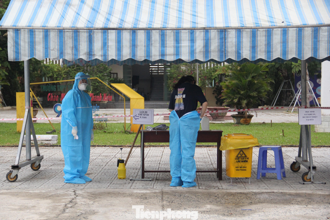 Áo quần bảo hộ được lột bỏ, cho vào thùng rác. Áo quần bảo hộ được lột bỏ, cho vào thùng rác.