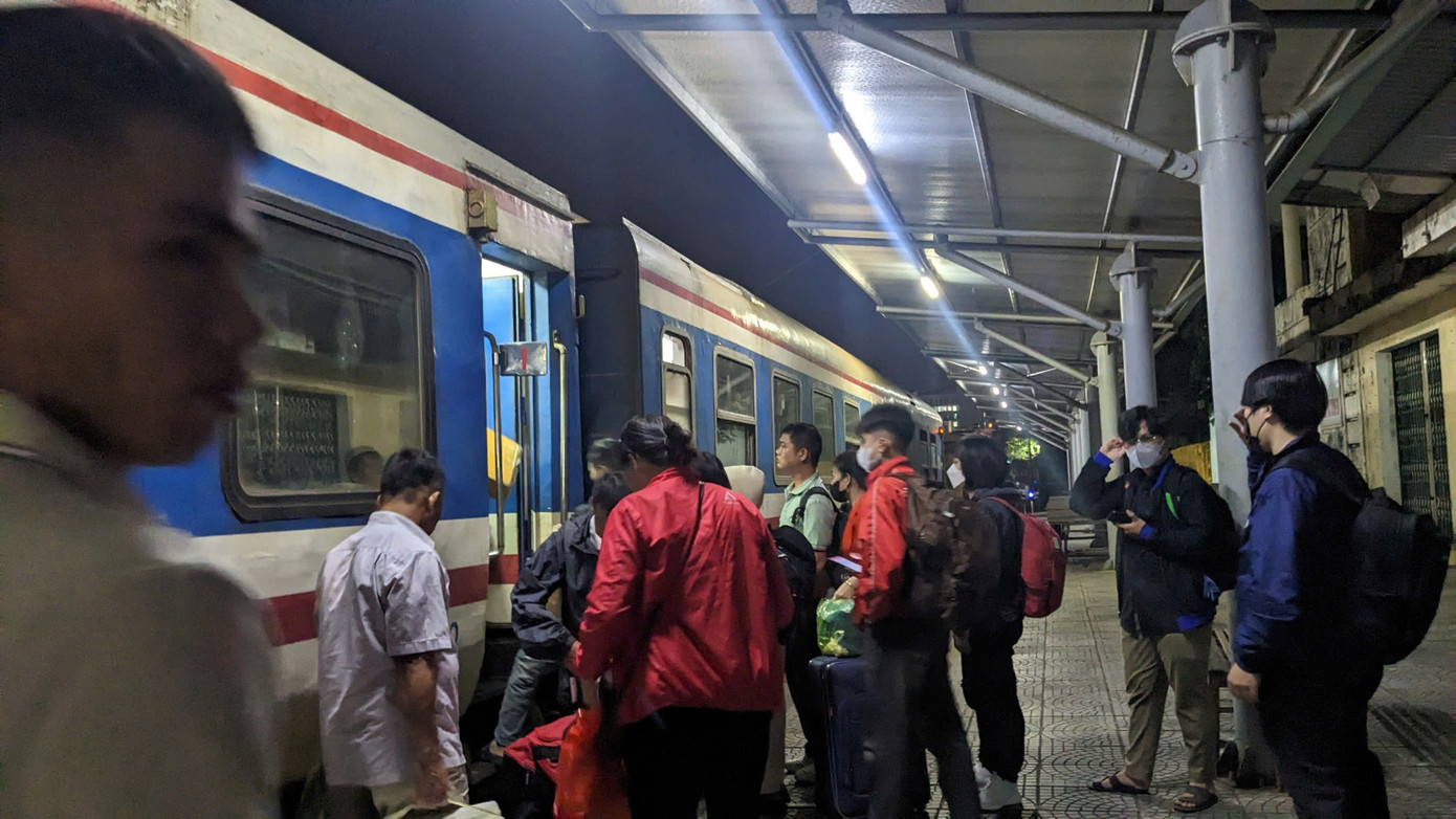 Hành khách được trung chuyển vào ga Đà Nẵng để tiếp tục hành trình. Hành khách được trung chuyển vào ga Đà Nẵng để tiếp tục hành trình.