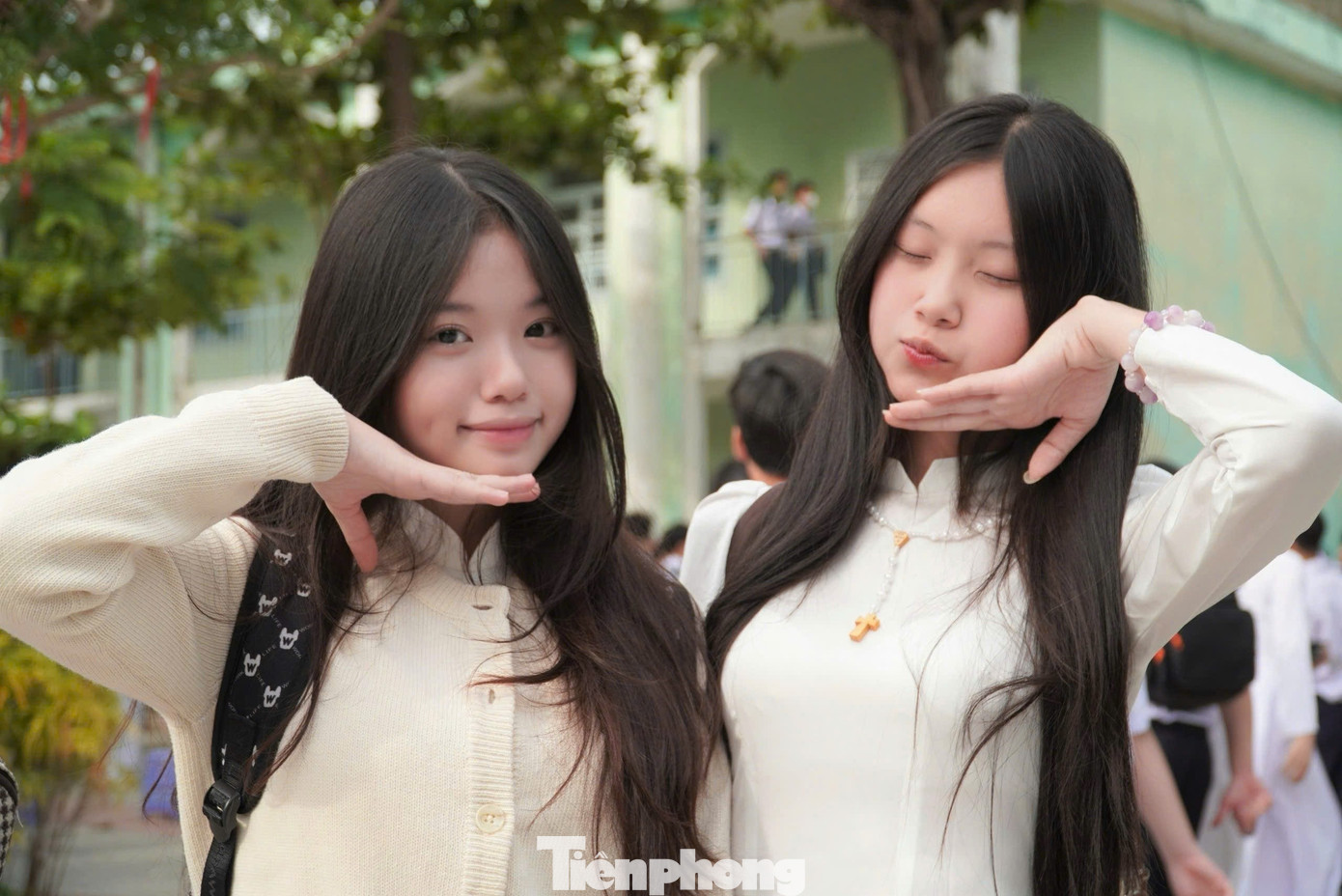 Xuân Trang (lớp 11/9, THPT Nguyễn Hiền) cho hay rất háo hức vì được gặp thầy cô và bạn. "Năm nay em sẽ cố gắng được học sinh giỏi và đóng góp cho trường lớp thật nhiều", Trang chia sẻ. Ảnh: Thanh Hiền.