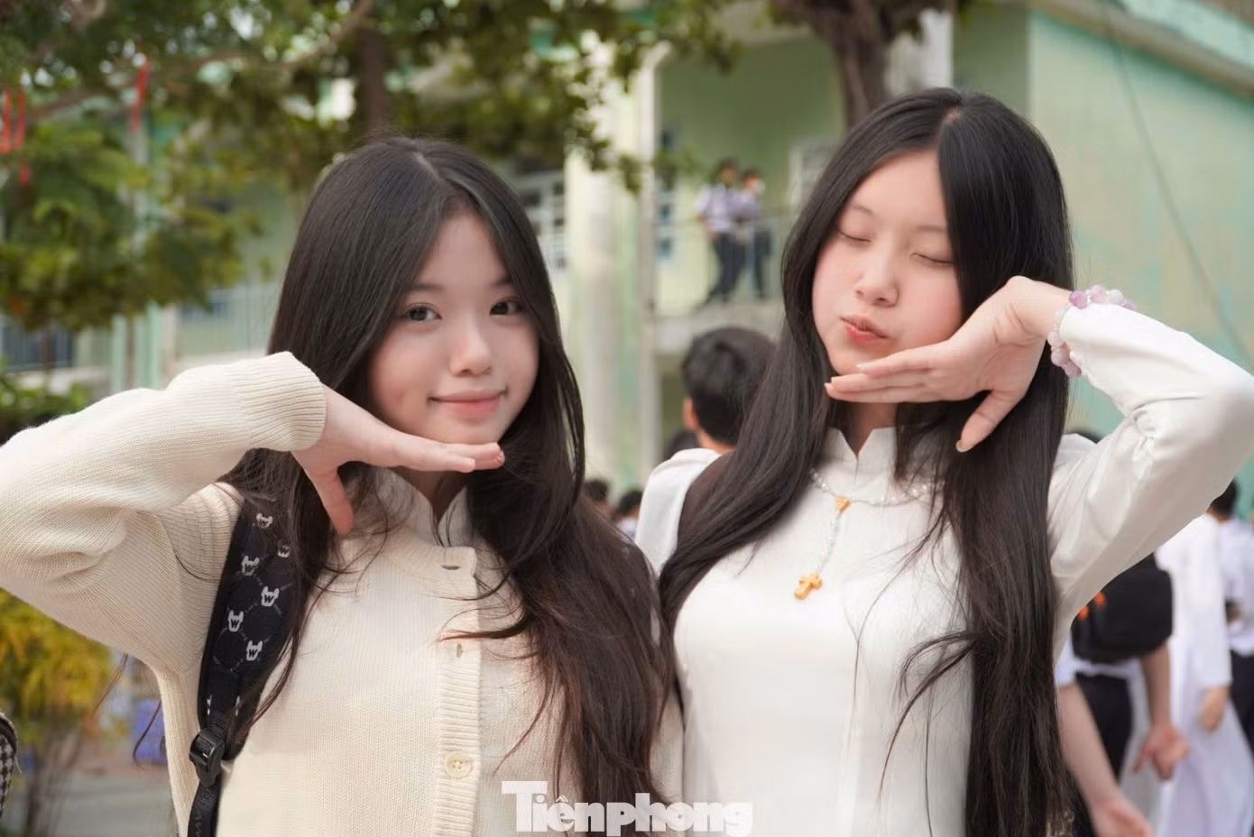 Xuân Trang (lớp 11/9, THPT Nguyễn Hiền) cho hay rất háo hức vì được gặp thầy cô và bạn. "Năm nay em sẽ cố gắng được học sinh giỏi và đóng góp cho trường lớp thật nhiều", Trang chia sẻ. Ảnh: Thanh Hiền.