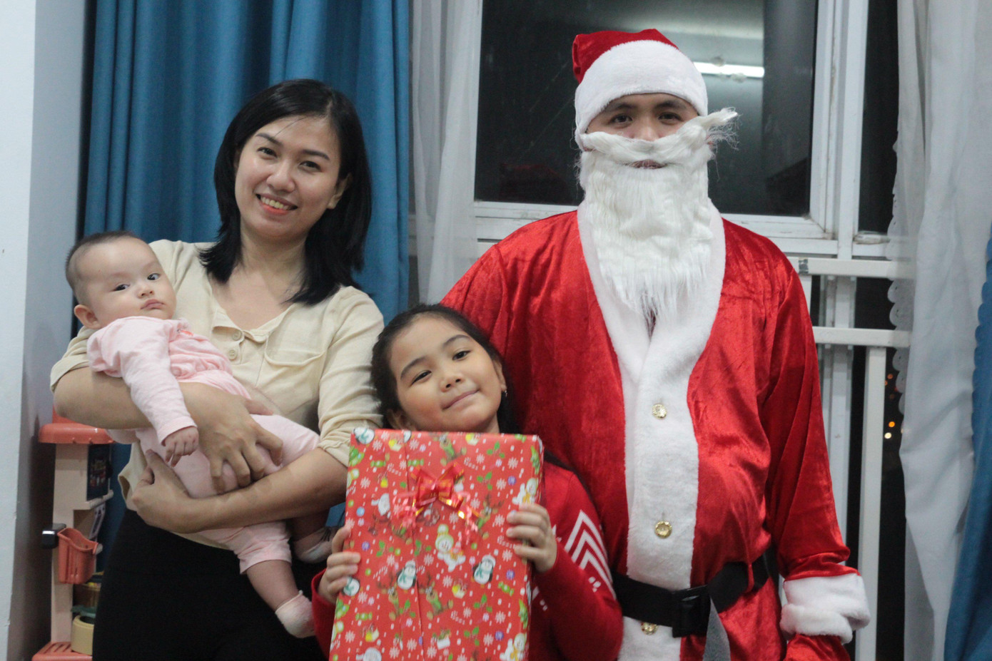 Ông già Noel tặng quà cho... vợ và con gái của mình.