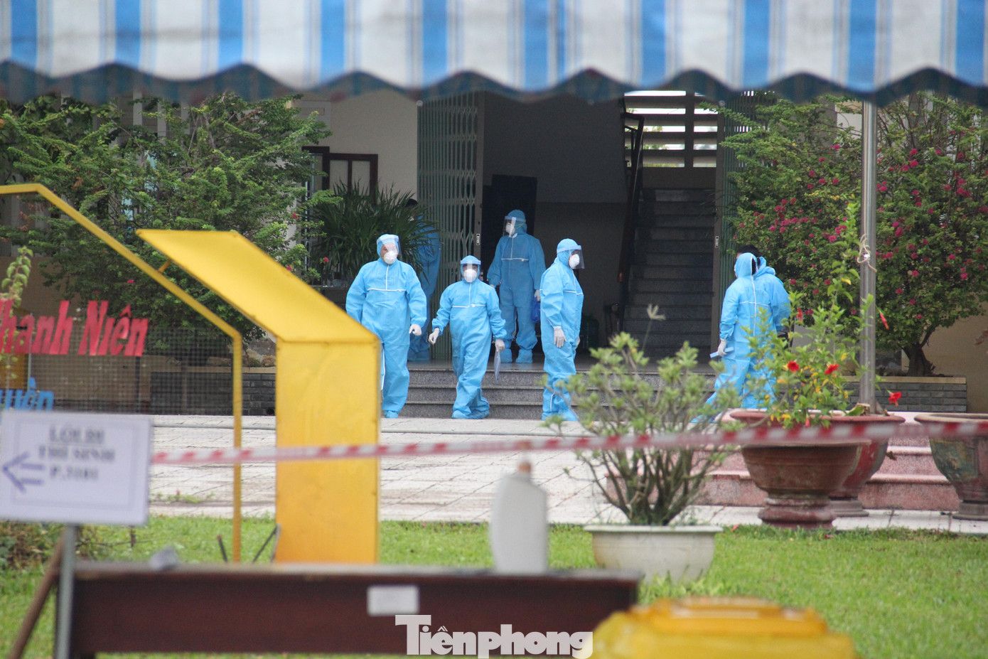 Sở GD&ĐT TP Đà Nẵng bố trí tại điểm thi này 59 người là cán bộ, giáo viên, tình nguyện viên… làm công tác thi, nhiều hơn cả thí sinh. Sở GD&ĐT TP Đà Nẵng bố trí tại điểm thi này 59 người là cán bộ, giáo viên, tình nguyện viên… làm công tác thi, nhiều hơn cả thí sinh.