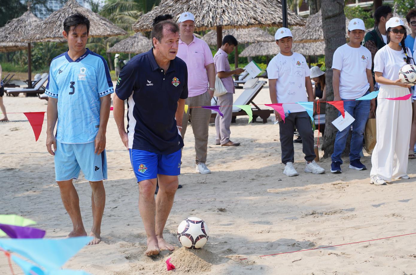 Huấn luyện viên Dunga, cầu thủ Rivaldo, Ze’ Carlos...xuống biển Đà Nẵng, mang đến môn thể thao có nguồn gốc từ Brazil – Footvolley.