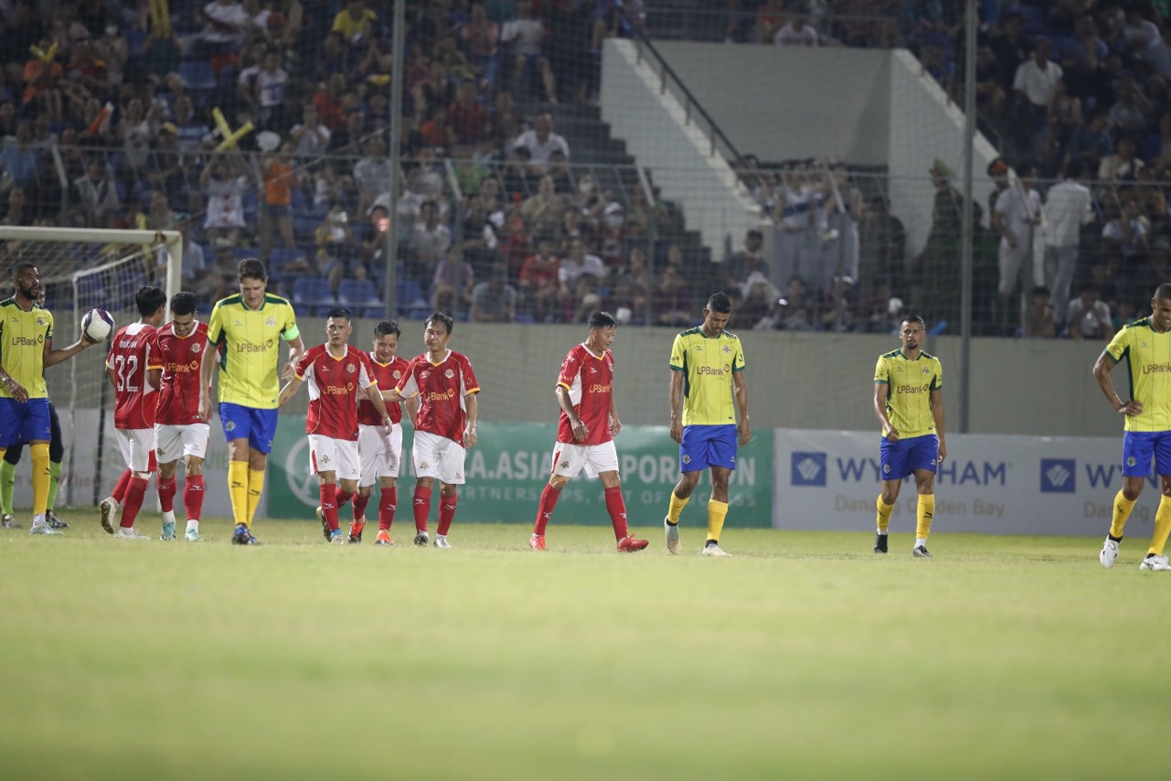 Hiệp 1 khép lại với tỷ số 3-1 nghiêng về đội Brazil. Sang hiệp 2 đội hình Việt Nam tung Độ Mixi, Anh Khoa, Đỗ Kim Phúc vào sân. (Ảnh: Phi Hải).