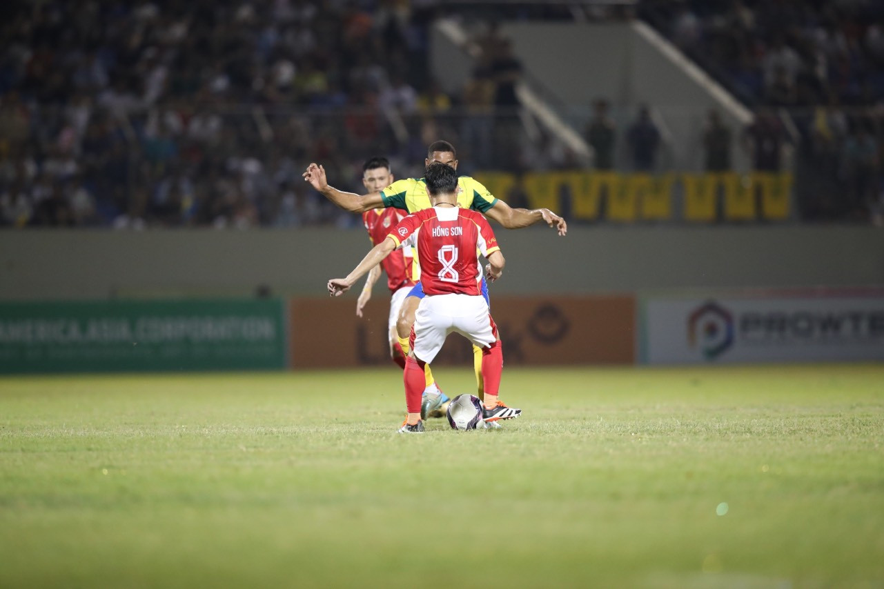 Các chân sút Brazil vẫn giữ phong độ khi bước sang hiệp 2 và tiếp tục ghi thêm bàn thắng. Dù dẫn trước tỷ, đội hình và kỹ năng lấn át đội Việt Nam nhưng Brazil vẫn thi đấu rất nghiêm túc. (Ảnh: Phi Hải).