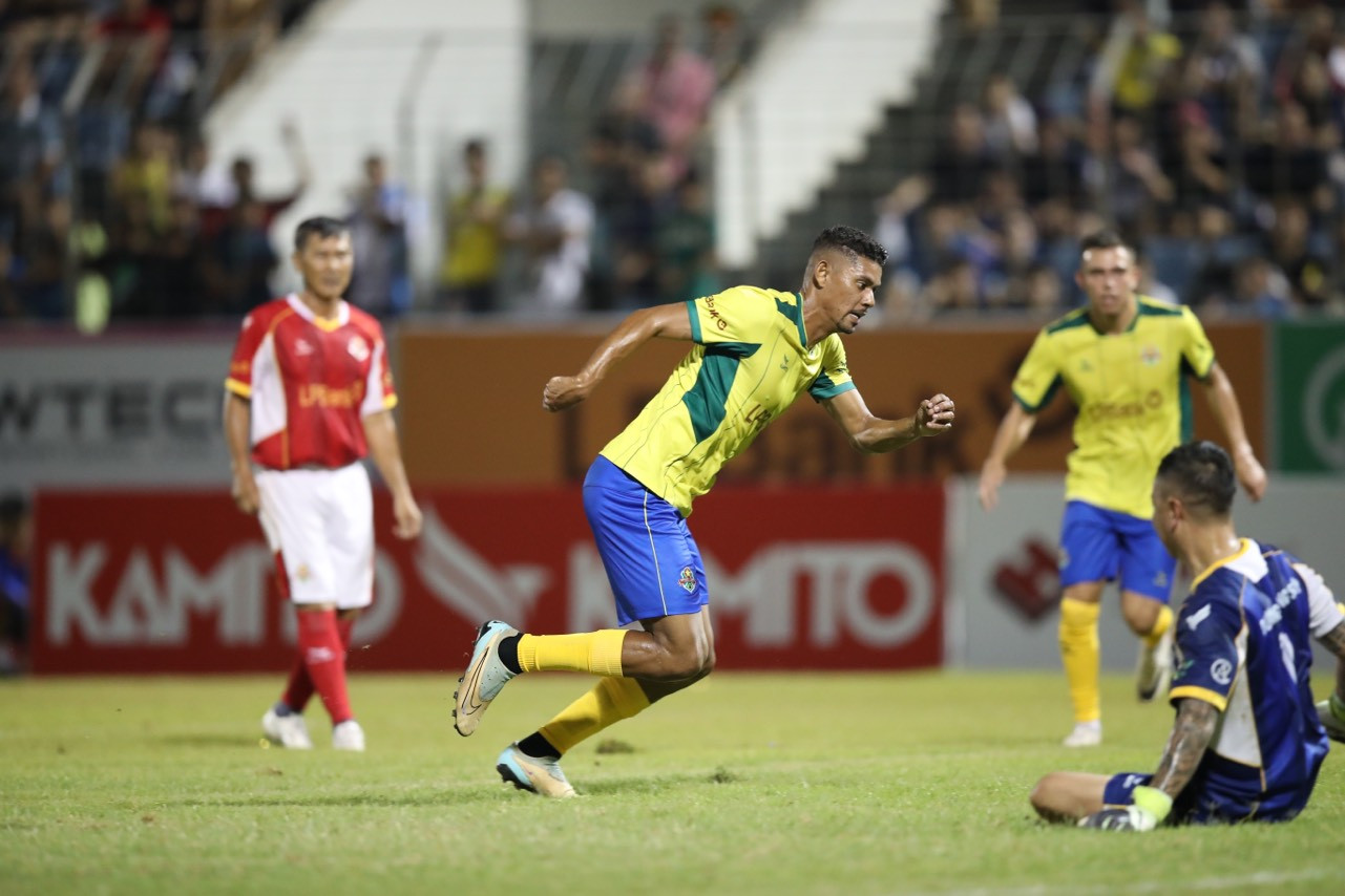 Các chân sút Brazil vẫn giữ phong độ khi bước sang hiệp 2 và tiếp tục ghi thêm bàn thắng. Dù dẫn trước tỷ, đội hình và kỹ năng lấn át đội Việt Nam nhưng Brazil vẫn thi đấu rất nghiêm túc. (Ảnh: Phi Hải).