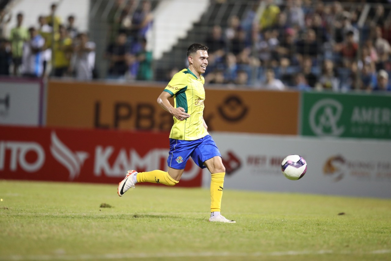 Các chân sút Brazil vẫn giữ phong độ khi bước sang hiệp 2 và tiếp tục ghi thêm bàn thắng. Dù dẫn trước tỷ, đội hình và kỹ năng lấn át đội Việt Nam nhưng Brazil vẫn thi đấu rất nghiêm túc. (Ảnh: Phi Hải).