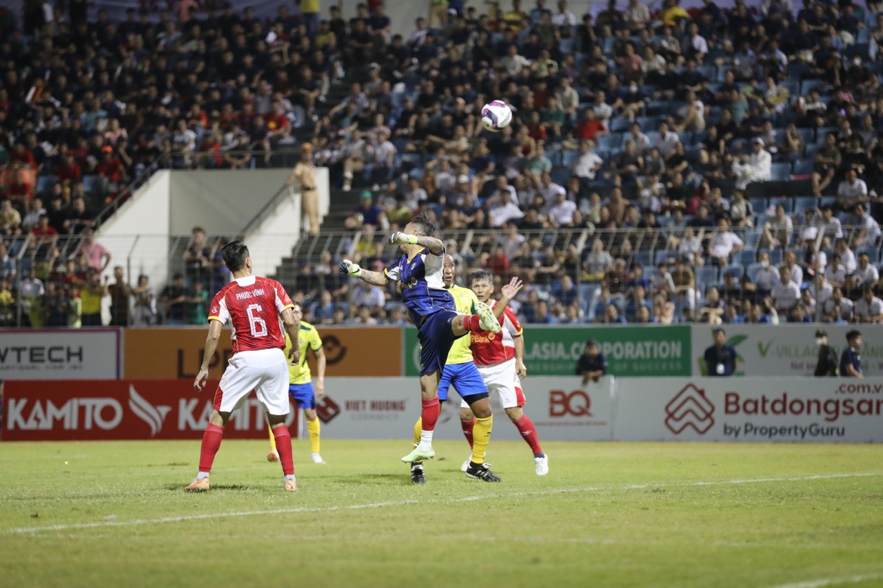 Các chân sút Brazil vẫn giữ phong độ khi bước sang hiệp 2 và tiếp tục ghi thêm bàn thắng. Dù dẫn trước tỷ, đội hình và kỹ năng lấn át đội Việt Nam nhưng Brazil vẫn thi đấu rất nghiêm túc. (Ảnh: Phi Hải).