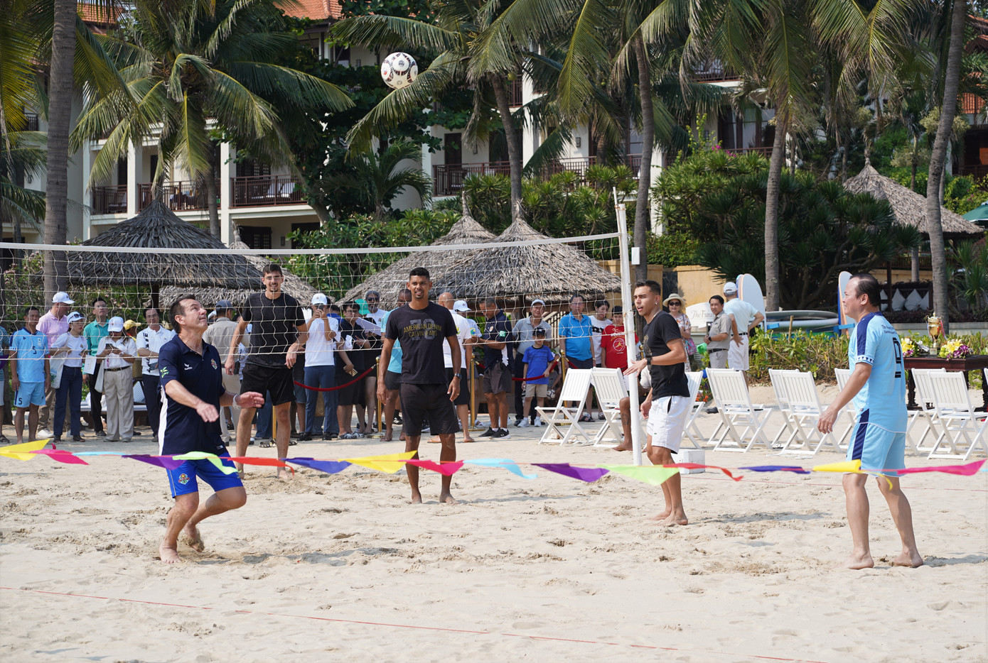 Đây là môn thể thao gần giống bóng chuyền bãi biển, nhưng không dùng bàn tay và cánh tay. Trận đấu bóng trên biển thu hút đông đảo người dân và du khách.