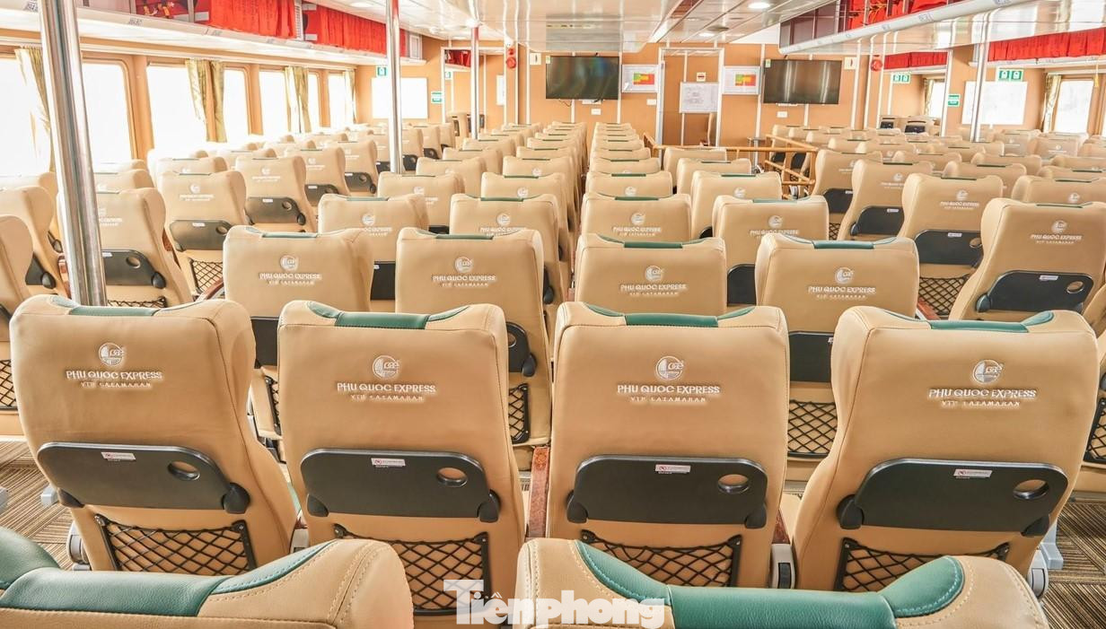 Tàu có 3 khoang dành cho hành khách. Một khoang VIP, một khoang Deluxe và một khoang Eco. Tàu có 3 khoang dành cho hành khách. Một khoang VIP, một khoang Deluxe và một khoang Eco.