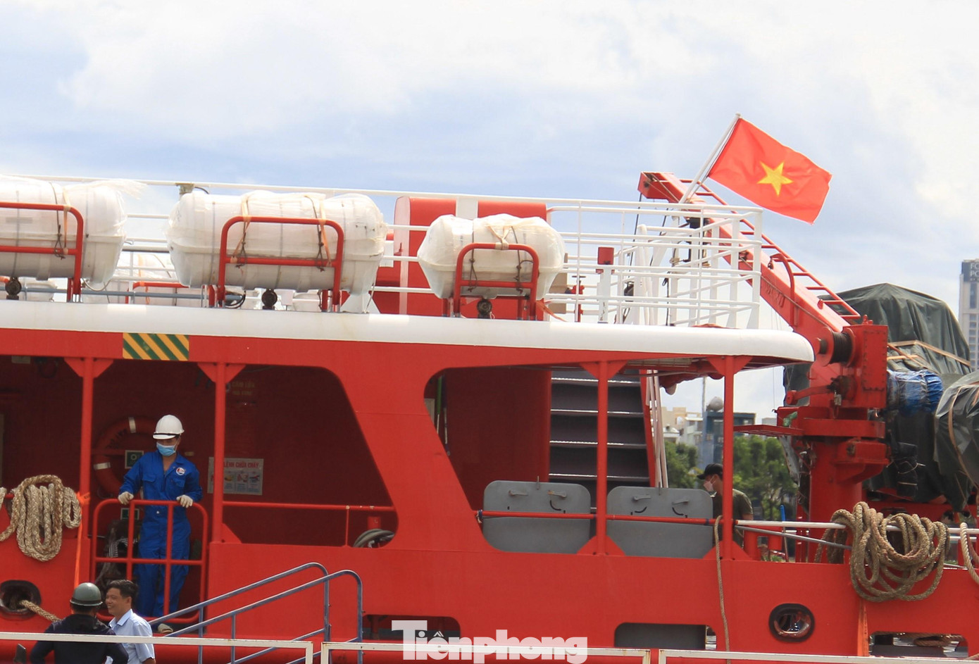 Cờ Tổ quốc tung bay trên nóc tàu. Cờ Tổ quốc tung bay trên nóc tàu.