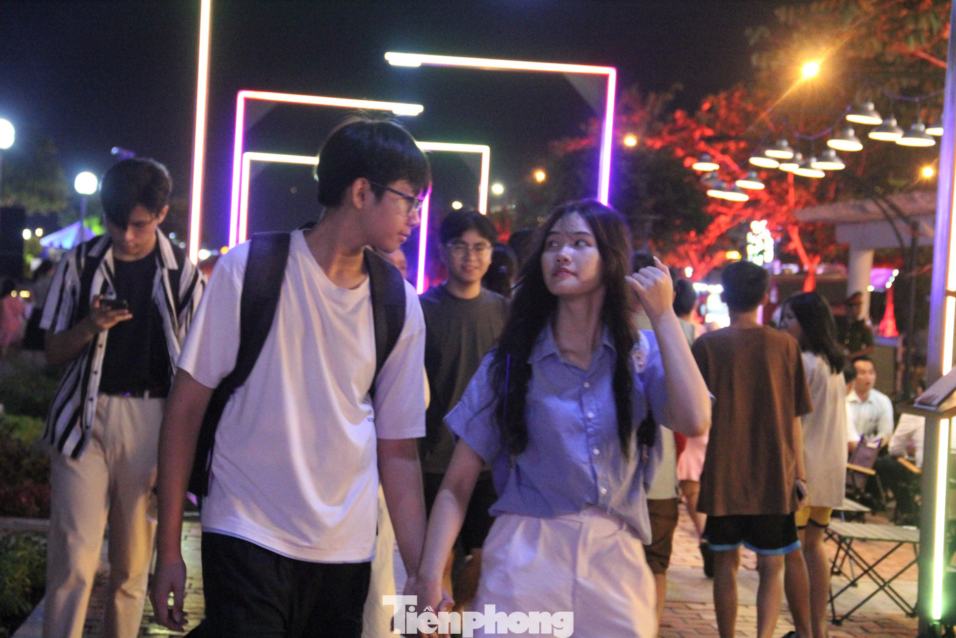 Du khách nườm nượp trên phố. Du khách nườm nượp trên phố.