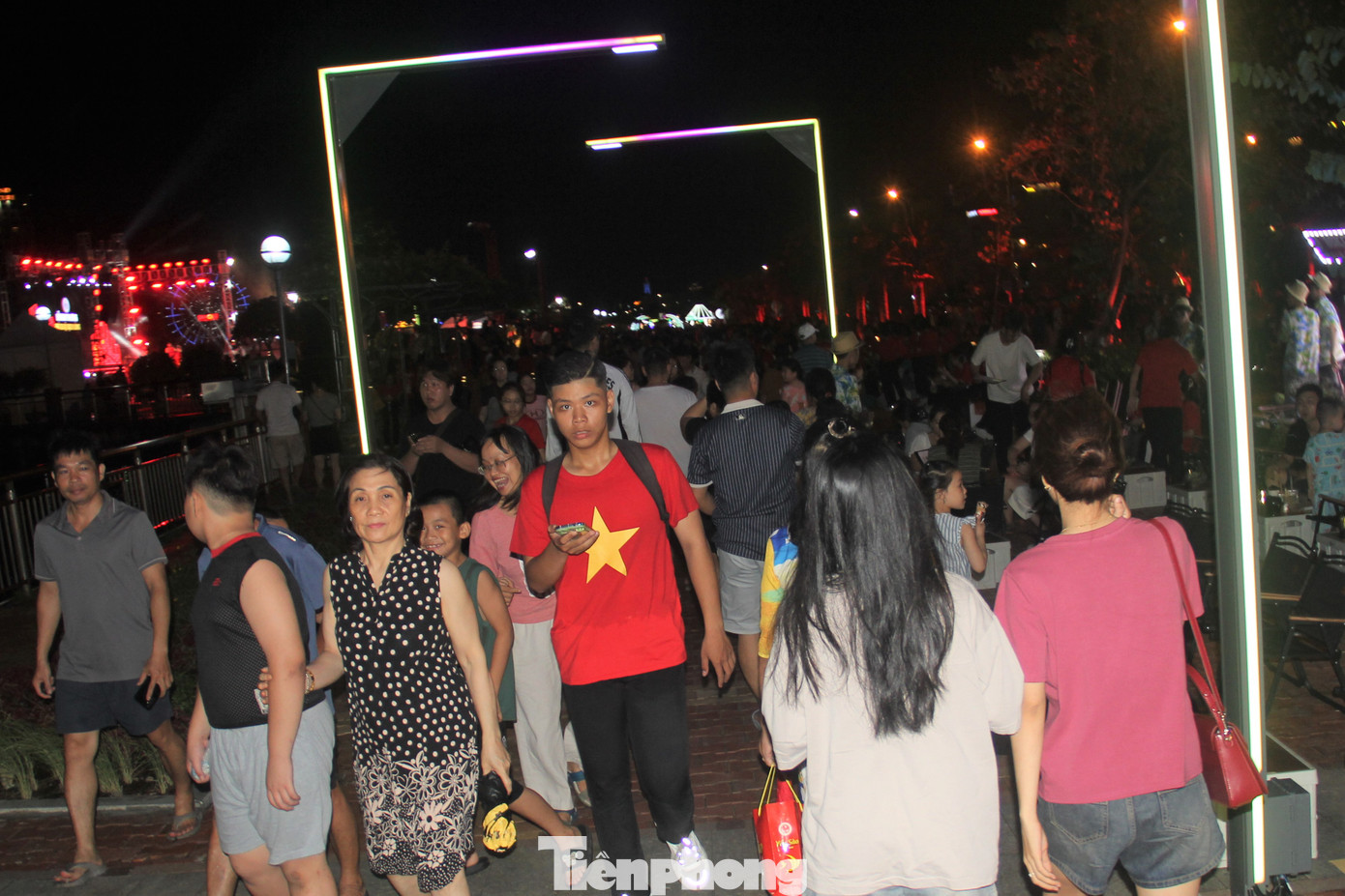 Tuyến phố này được kỳ vọng sẽ là sản phẩm du lịch hấp dẫn về đêm, mang lại nhiều trải nghiệm ấn tượng cho du khách. Tuyến phố này được kỳ vọng sẽ là sản phẩm du lịch hấp dẫn về đêm, mang lại nhiều trải nghiệm ấn tượng cho du khách.