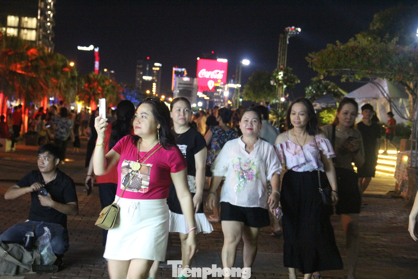 Du khách nườm nượp trên phố. Du khách nườm nượp trên phố.