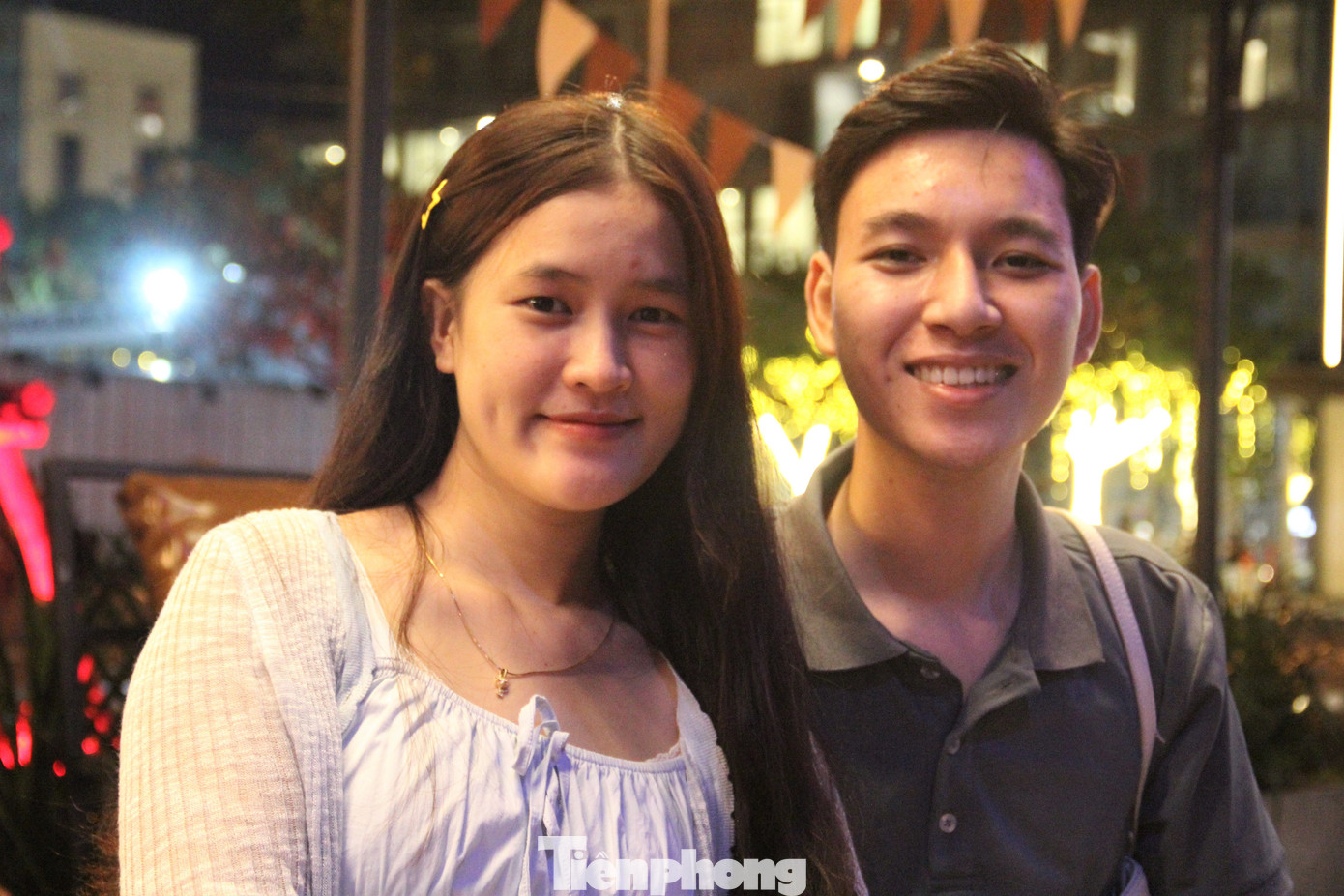 Nguyễn Thị Kim Nga cùng bạn đã đợi đến khi ngớt mưa để ngồi uống nước, ngắm cảnh phố đi bộ. Nguyễn Thị Kim Nga cùng bạn đã đợi đến khi ngớt mưa để ngồi uống nước, ngắm cảnh phố đi bộ.