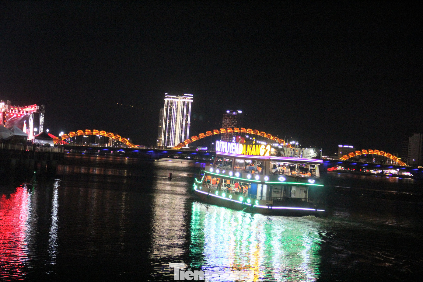 Đứng trên phố có thể nhìn thấy cầu Rồng, cầu Trần Thị Lý và những du thuyền lung linh trên sông Hàn. Đứng trên phố có thể nhìn thấy cầu Rồng, cầu Trần Thị Lý và những du thuyền lung linh trên sông Hàn.