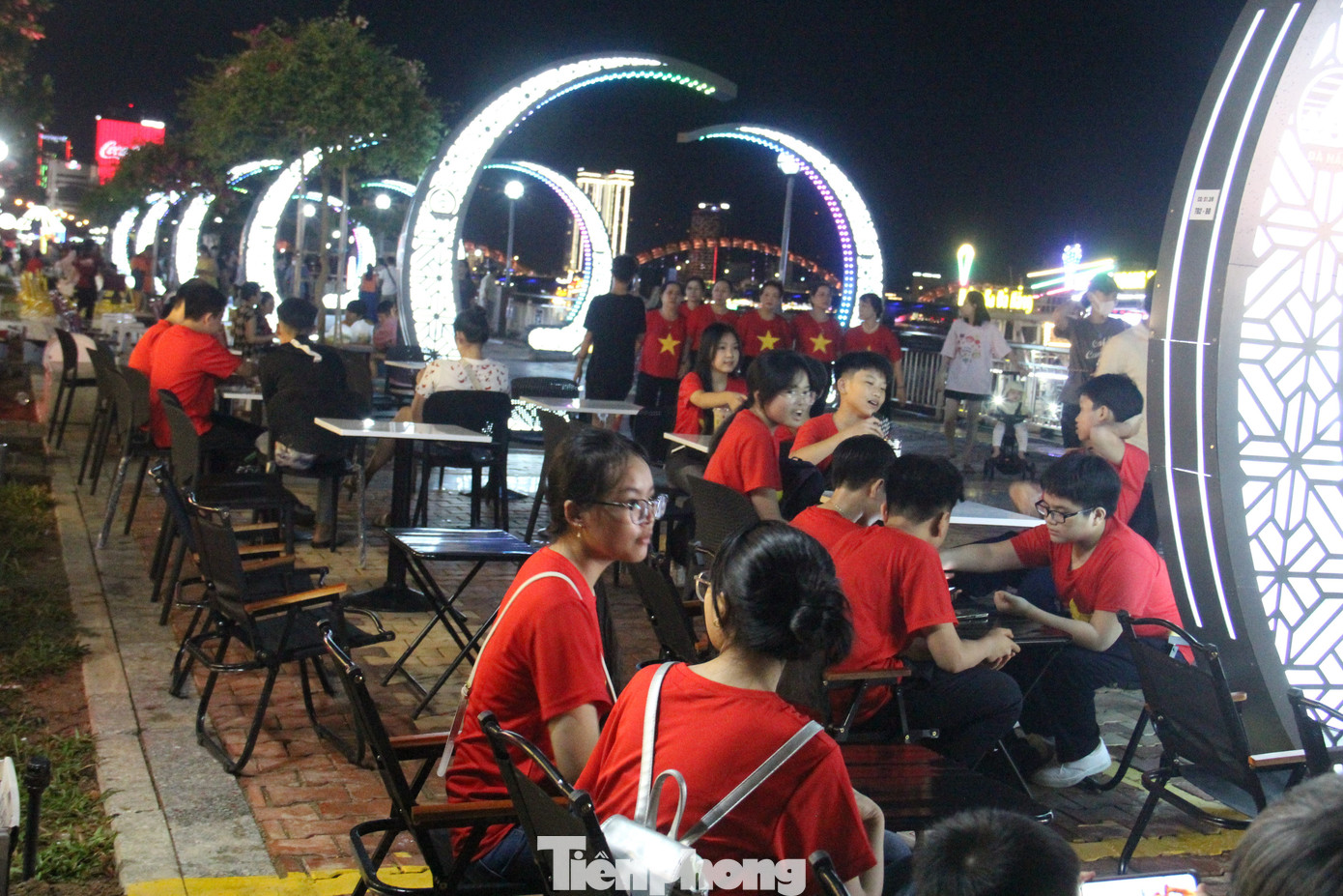 Với chỉ vài chục ngàn đồng, du khách được ngồi "view" ngay giữa trung tâm, ngắm Đà Nẵng về đêm, thưởng thức nhiều món ngon, đặc sản ở Đà Nẵng. Với chỉ vài chục ngàn đồng, du khách được ngồi "view" ngay giữa trung tâm, ngắm Đà Nẵng về đêm, thưởng thức nhiều món ngon, đặc sản ở Đà Nẵng.