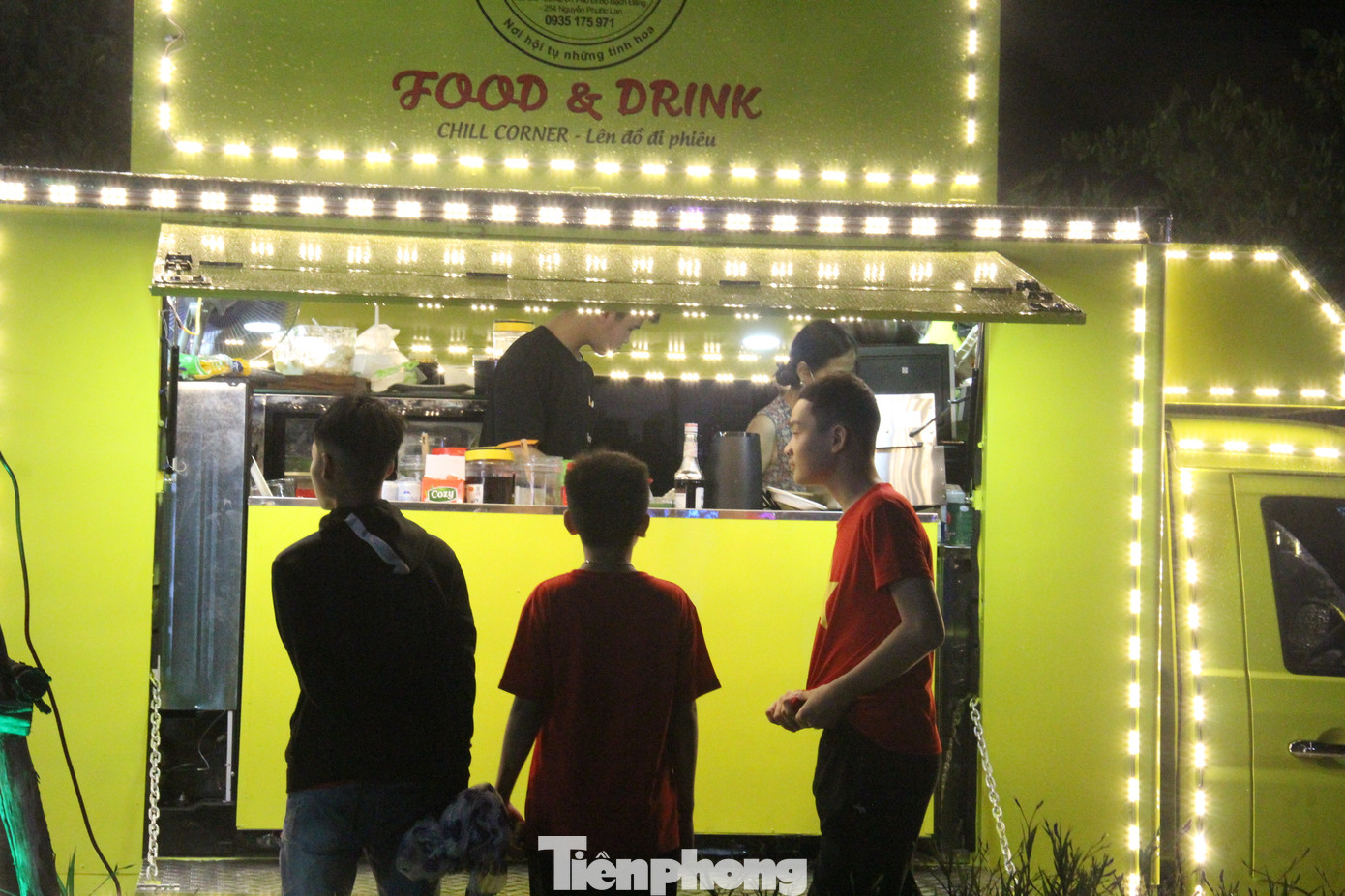 Với chỉ vài chục ngàn đồng, du khách được ngồi "view" ngay giữa trung tâm, ngắm Đà Nẵng về đêm, thưởng thức nhiều món ngon, đặc sản ở Đà Nẵng. Với chỉ vài chục ngàn đồng, du khách được ngồi "view" ngay giữa trung tâm, ngắm Đà Nẵng về đêm, thưởng thức nhiều món ngon, đặc sản ở Đà Nẵng.