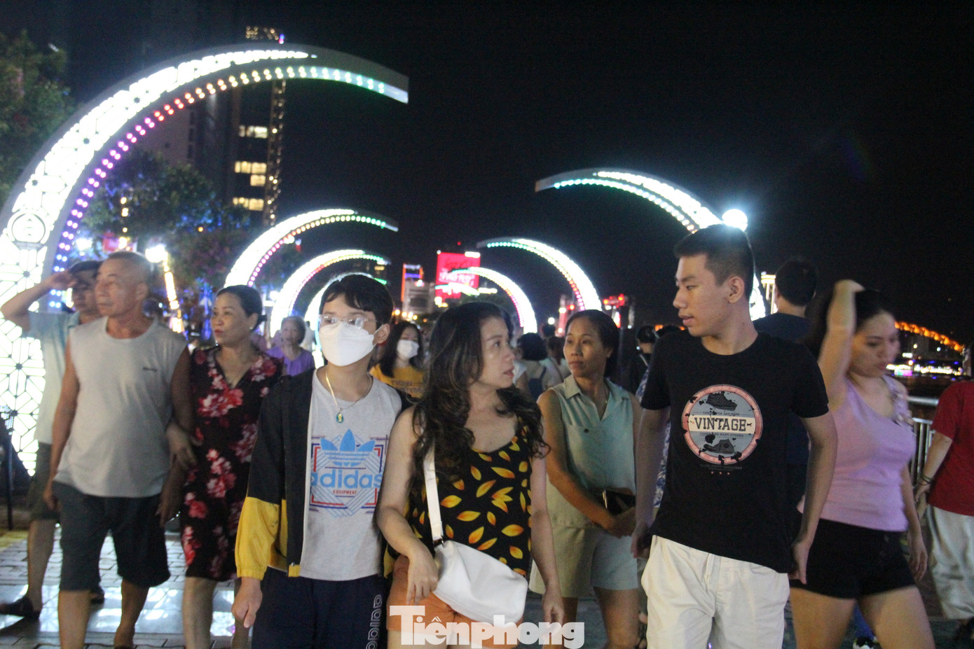 Du khách nườm nượp trên phố. Du khách nườm nượp trên phố.