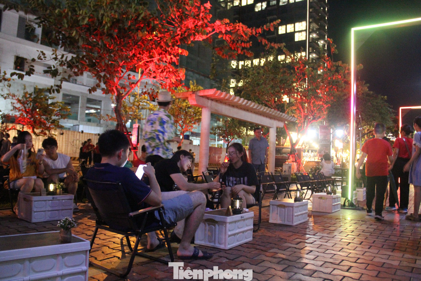 Với chỉ vài chục ngàn đồng, du khách được ngồi "view" ngay giữa trung tâm, ngắm Đà Nẵng về đêm, thưởng thức nhiều món ngon, đặc sản ở Đà Nẵng. Với chỉ vài chục ngàn đồng, du khách được ngồi "view" ngay giữa trung tâm, ngắm Đà Nẵng về đêm, thưởng thức nhiều món ngon, đặc sản ở Đà Nẵng.