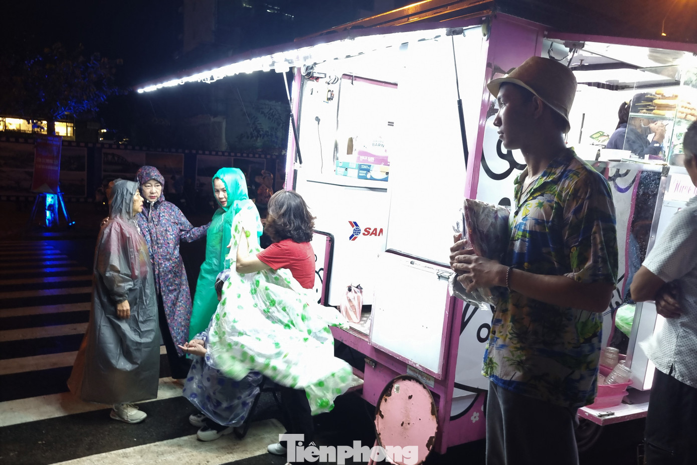 Chị Nguyễn Hoàng Linh (du khách đến từ Quảng Bình) chia sẻ: "Nhóm mình đã lên kế hoạch sẽ tới phố đi bộ trong những ngày du lịch Đà Nẵng. Dù trời mưa nhưng mọi người đều rất hào hứng trên con phố ven sông. Nơi này rất thoáng, nhộn nhịp, đặc biệt là cảnh quan xung quanh rất đẹp, có thể ngắm các cây cầu, du thuyền về đêm". Chị Nguyễn Hoàng Linh (du khách đến từ Quảng Bình) chia sẻ: "Nhóm mình đã lên kế hoạch sẽ tới phố đi bộ trong những ngày du lịch Đà Nẵng. Dù trời mưa nhưng mọi người đều rất hào hứng trên con phố ven sông. Nơi này rất thoáng, nhộn nhịp, đặc biệt là cảnh quan xung quanh rất đẹp, có thể ngắm các cây cầu, du thuyền về đêm".