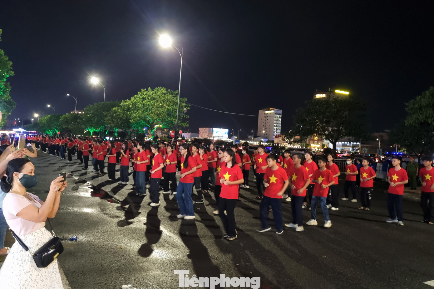 Để phục vụ người dân và du khách, trên phố có các hoạt động văn hóa, nghệ thuật, sinh hoạt cộng đồng… hằng đêm. Để phục vụ người dân và du khách, trên phố có các hoạt động văn hóa, nghệ thuật, sinh hoạt cộng đồng… hằng đêm.