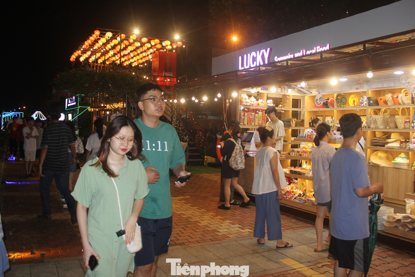 Với chỉ vài chục ngàn đồng, du khách được ngồi "view" ngay giữa trung tâm, ngắm Đà Nẵng về đêm, thưởng thức nhiều món ngon, đặc sản ở Đà Nẵng. Với chỉ vài chục ngàn đồng, du khách được ngồi "view" ngay giữa trung tâm, ngắm Đà Nẵng về đêm, thưởng thức nhiều món ngon, đặc sản ở Đà Nẵng.