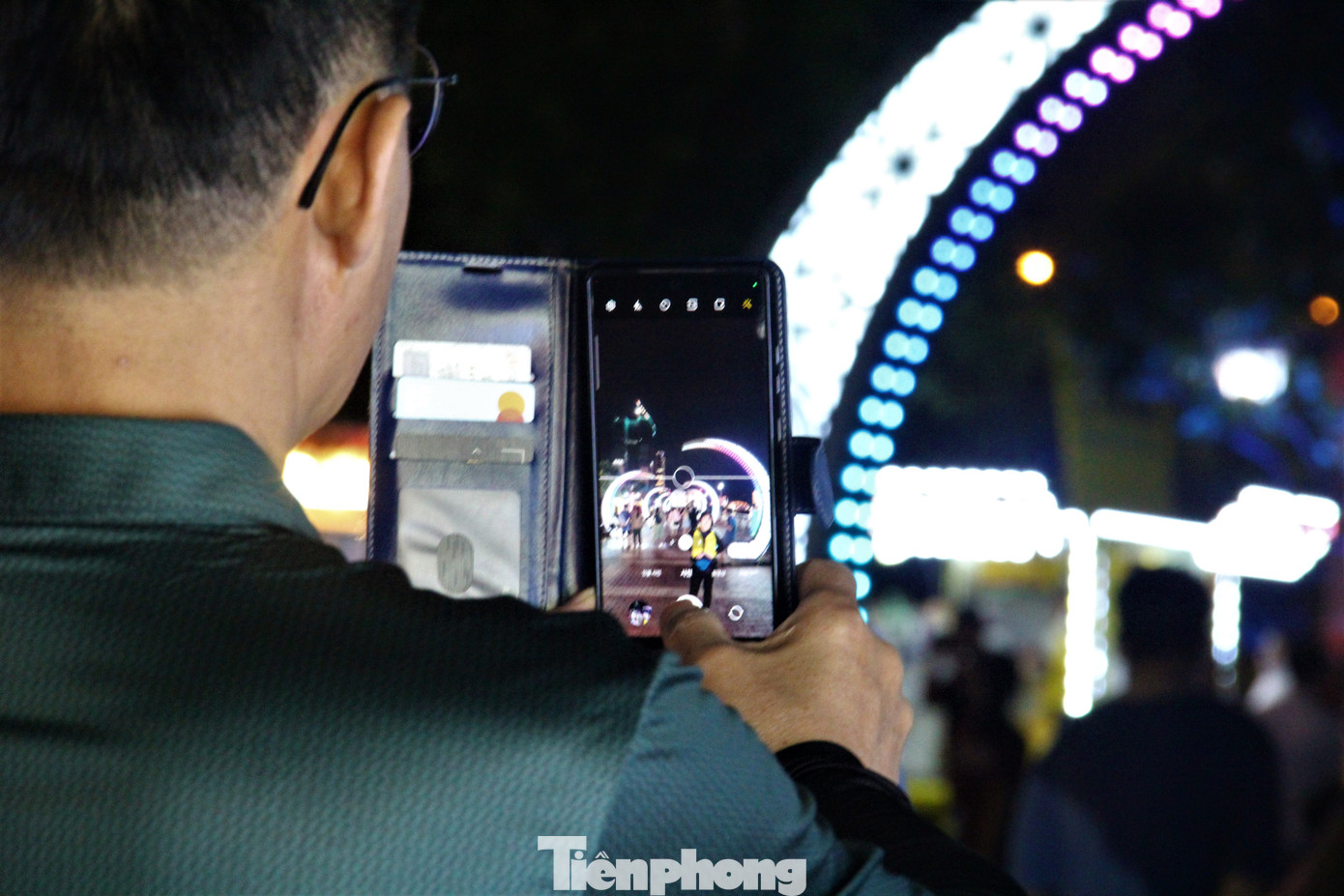 Lưu lại khoảnh khắc đầu tiên trên phố đi bộ. Anh Nguyễn Ngọc Vũ (quận Ngũ Hành Sơn) bày tỏ rất vui khi Đà Nẵng có thêm một không gian vui chơi về đêm ở ngay trung tâm thành phố. "Nơi này sẽ là địa điểm lý tưởng cho các bạn trẻ trong ngày hè. Đối với du khách, họ chắc chắn sẽ có những trải nghiệm tuyệt vời ở Đà Nẵng", anh nói. Lưu lại khoảnh khắc đầu tiên trên phố đi bộ. Anh Nguyễn Ngọc Vũ (quận Ngũ Hành Sơn) bày tỏ rất vui khi Đà Nẵng có thêm một không gian vui chơi về đêm ở ngay trung tâm thành phố. "Nơi này sẽ là địa điểm lý tưởng cho các bạn trẻ trong ngày hè. Đối với du khách, họ chắc chắn sẽ có những trải nghiệm tuyệt vời ở Đà Nẵng", anh nói.