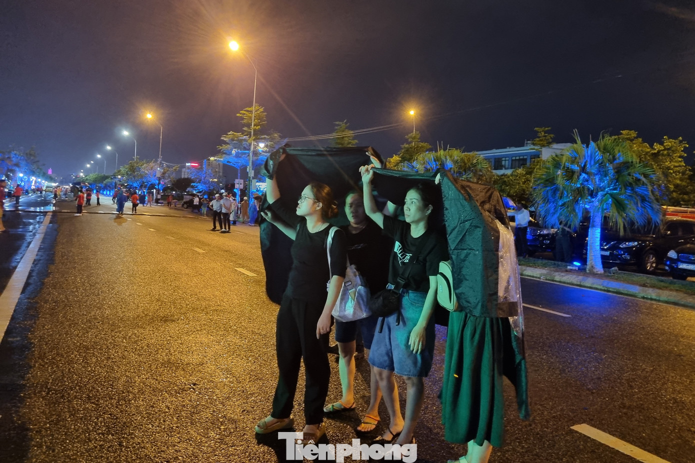 Chị Nguyễn Hoàng Linh (du khách đến từ Quảng Bình) chia sẻ: "Nhóm mình đã lên kế hoạch sẽ tới phố đi bộ trong những ngày du lịch Đà Nẵng. Dù trời mưa nhưng mọi người đều rất hào hứng trên con phố ven sông. Nơi này rất thoáng, nhộn nhịp, đặc biệt là cảnh quan xung quanh rất đẹp, có thể ngắm các cây cầu, du thuyền về đêm". Chị Nguyễn Hoàng Linh (du khách đến từ Quảng Bình) chia sẻ: "Nhóm mình đã lên kế hoạch sẽ tới phố đi bộ trong những ngày du lịch Đà Nẵng. Dù trời mưa nhưng mọi người đều rất hào hứng trên con phố ven sông. Nơi này rất thoáng, nhộn nhịp, đặc biệt là cảnh quan xung quanh rất đẹp, có thể ngắm các cây cầu, du thuyền về đêm".