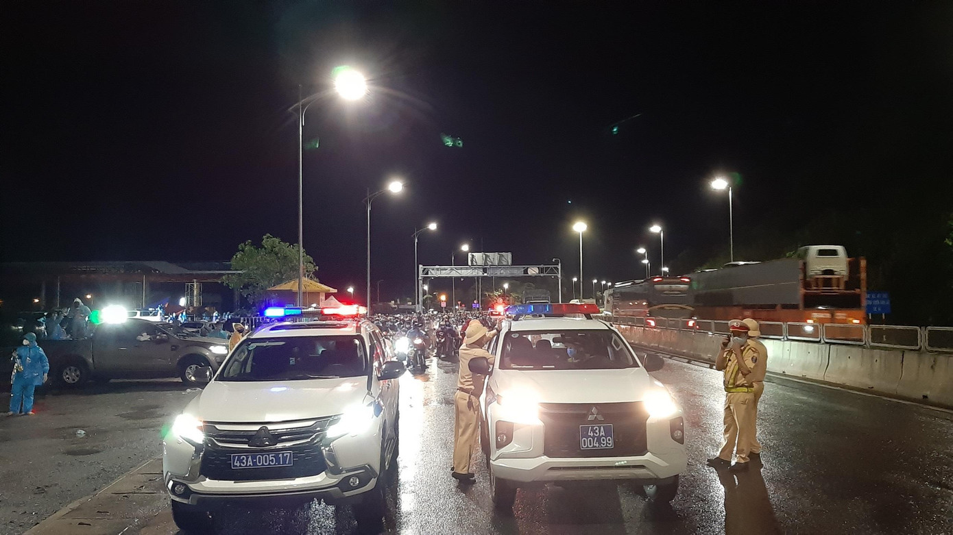 Công ty CP Tập đoàn Đèo Cả cùng CSGT dẫn đoàn qua hầm.