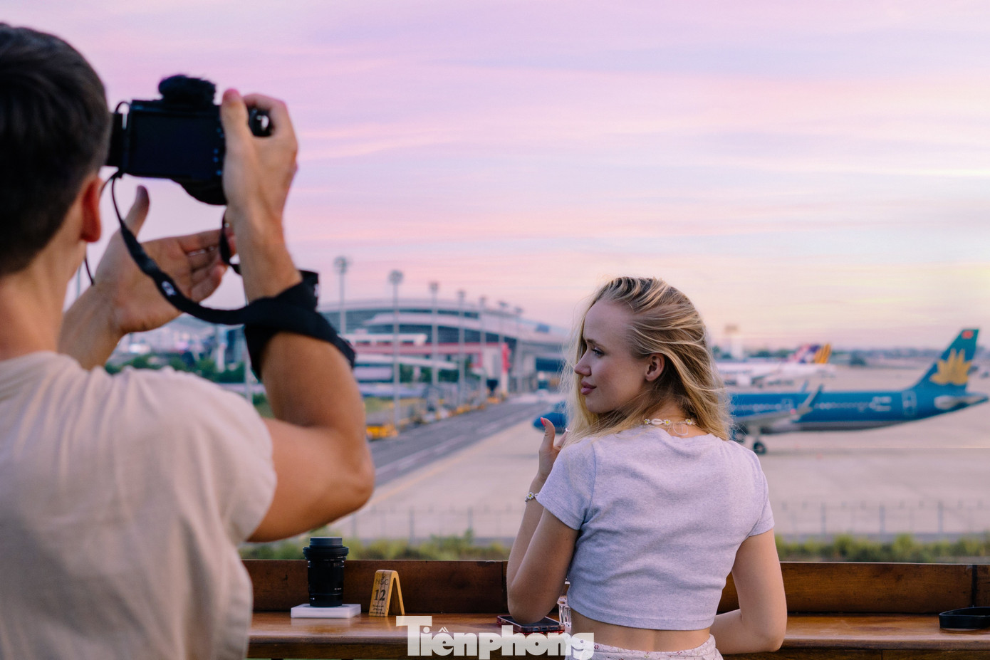 Đây là điểm đến check-in máy bay của nhiều bạn trẻ và là địa điểm "vàng" của những tay máy thích săn ảnh máy bay, đặc biệt là chuyên cơ của nhân vật nổi tiếng trên thế giới khi đến thành phố. Anh Bình Phú (35 tuổi, quận Cẩm Lệ) cho hay, mới đây, khi 5 chuyên cơ đắt đỏ bậc nhất thế giới của các tỷ phú tới Đà Nẵng, anh đã chọn quán cà phê tầng thượng để chụp ảnh. "Ở đây chụp ảnh rất thuận tiện vì cao và nhìn trực tiếp vào sân bay. Tôi vẫn thường tìm đến các quán cà phê cao tầng để săn ảnh máy bay, như dịp APEC tôi cũng chụp được khá nhiều", anh Bình nói.