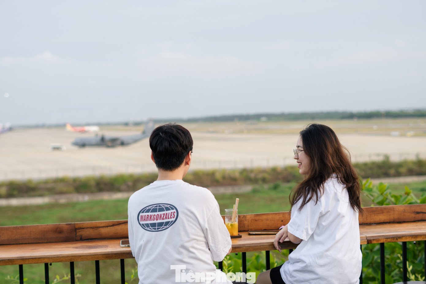 View xem máy bay rất chill thu hút các bạn trẻ. Đà Nẵng có đặc thù sân bay ở giữa trung tâm thành phố, các toà nhà cao tầng xung quanh tận dụng lợi thế này làm quán cà phê và rất hút khách.