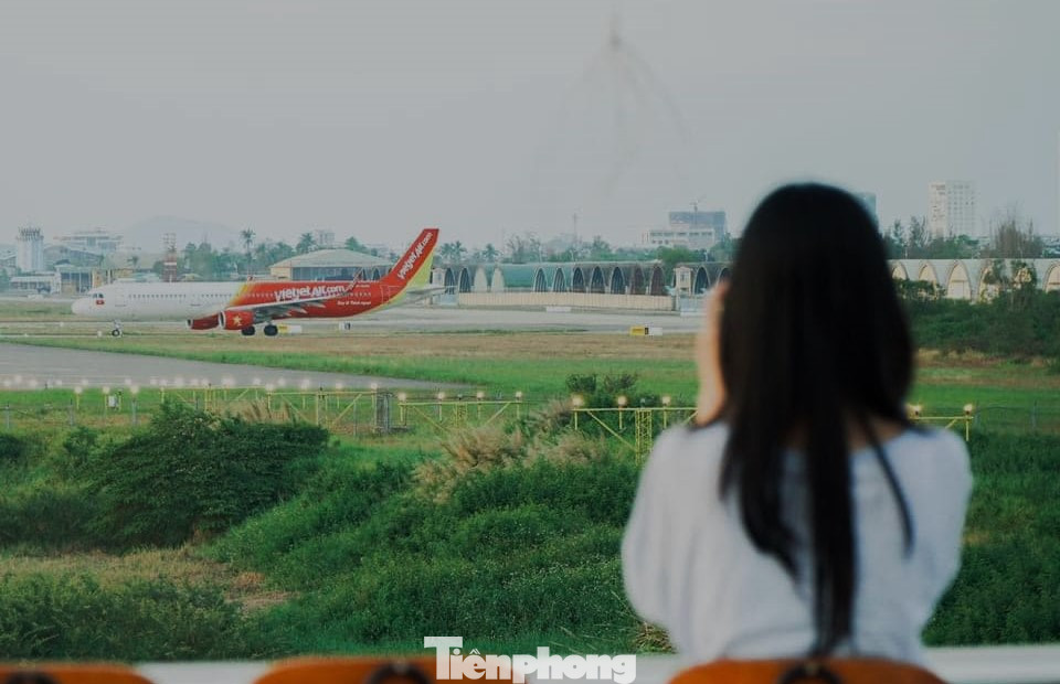 Đủ mọi góc nhìn ngắm máy bay từ quán cà phê. Du khách khi tới Đà Nẵng cũng rất hứng thú với không gian này. "Lần đầu tiên mình thấy máy bay đáp xuống sân trong cự ly gần đến vậy, thật sự rất thú vị. Cứ tầm 5-10 phút lại có một chuyến nên xem rất "đã" mắt", Ngọc Anh (20 tuổi, quê Quảng Trị) bày tỏ.