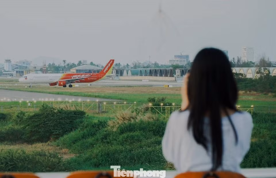Đủ mọi góc nhìn ngắm máy bay từ quán cà phê. Du khách khi tới Đà Nẵng cũng rất hứng thú với không gian này. "Lần đầu tiên mình thấy máy bay đáp xuống sân trong cự ly gần đến vậy, thật sự rất thú vị. Cứ tầm 5-10 phút lại có một chuyến nên xem rất "đã" mắt", Ngọc Anh (20 tuổi, quê Quảng Trị) bày tỏ.
