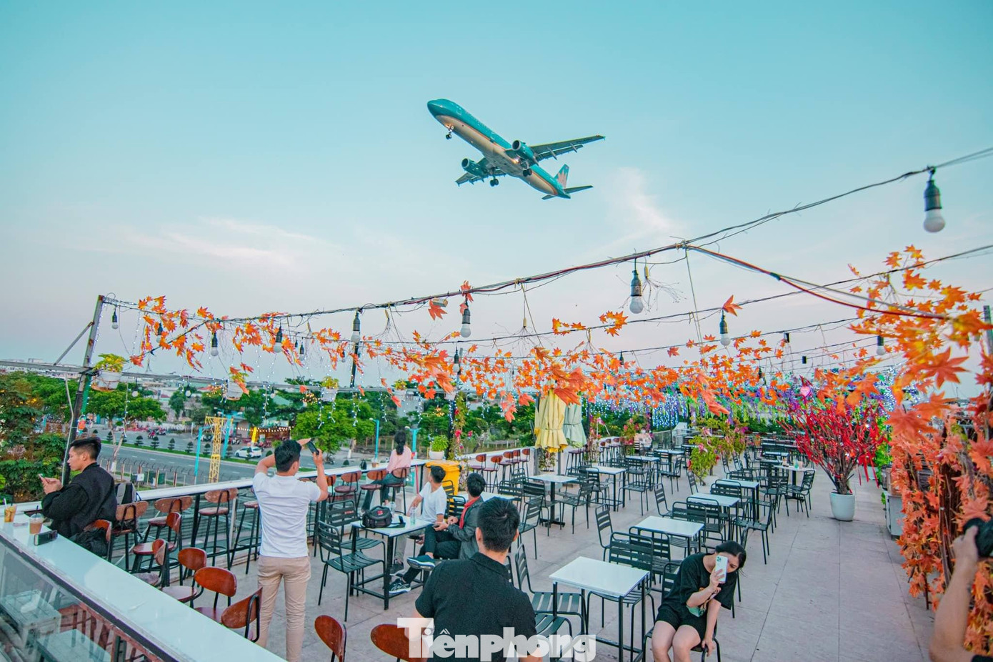 Một quán cà phê trên đường Lê Đại Hành mở cửa suốt ngày đêm. Quán này thấy rất rõ máy bay. Từ cuối chiều, các bạn trẻ bắt đầu tới quán đông hơn để chụp ảnh.