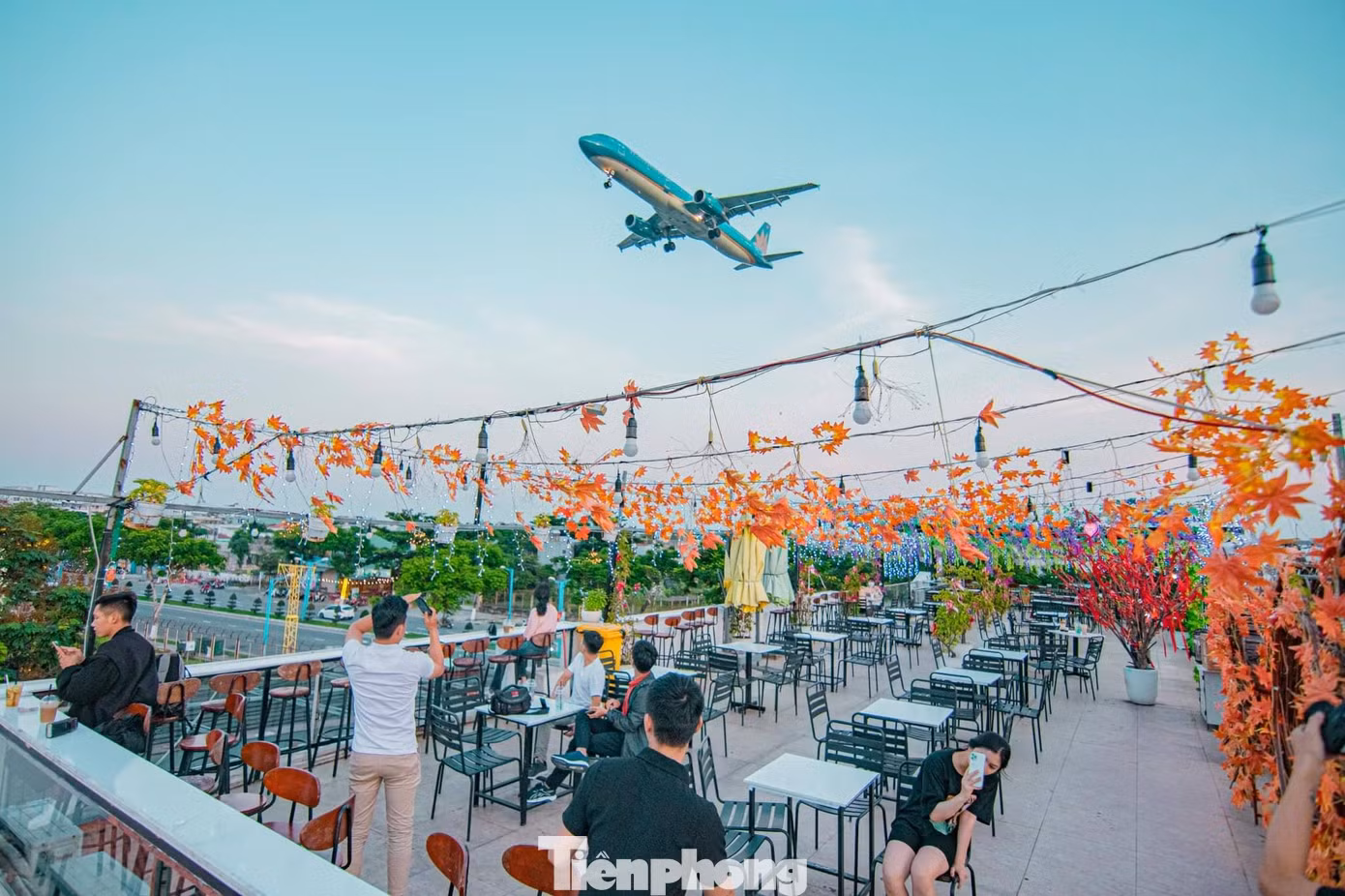 Một quán cà phê trên đường Lê Đại Hành mở cửa suốt ngày đêm. Quán này thấy rất rõ máy bay. Từ cuối chiều, các bạn trẻ bắt đầu tới quán đông hơn để chụp ảnh.