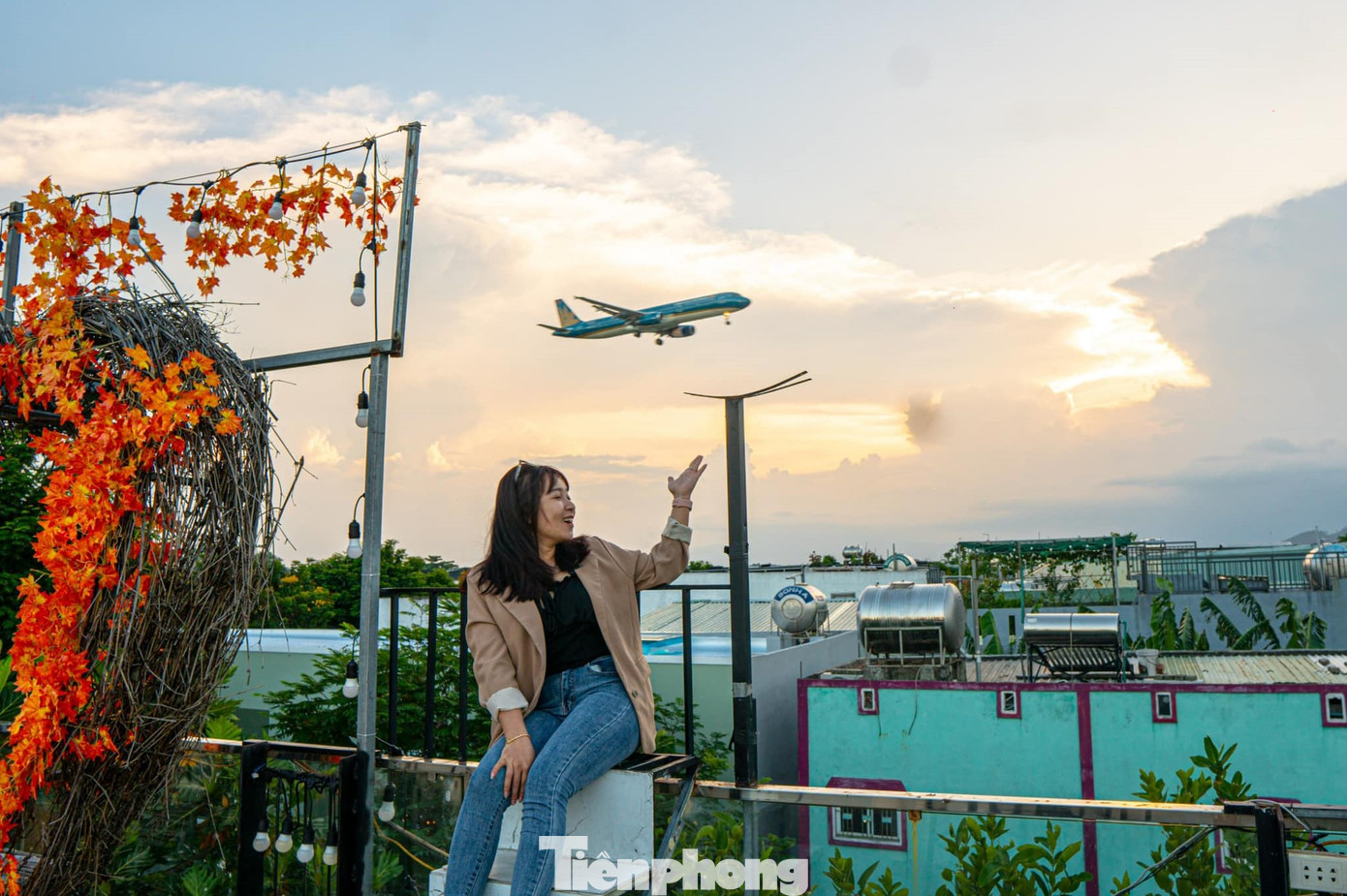 Đủ mọi góc nhìn ngắm máy bay từ quán cà phê. Du khách khi tới Đà Nẵng cũng rất hứng thú với không gian này. "Lần đầu tiên mình thấy máy bay đáp xuống sân trong cự ly gần đến vậy, thật sự rất thú vị. Cứ tầm 5-10 phút lại có một chuyến nên xem rất "đã" mắt", Ngọc Anh (20 tuổi, quê Quảng Trị) bày tỏ.