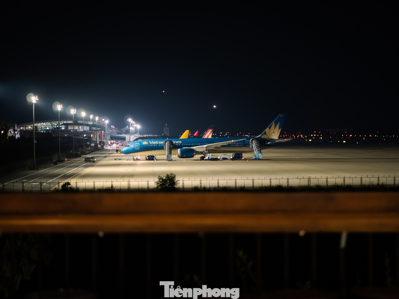 Một quán cà phê trên đường Lê Duy Đình (quận Thanh Khê) có view nhìn trực tiếp vào sân đỗ máy bay. Từ đây cũng thấy được máy bay cất cánh từ xa.