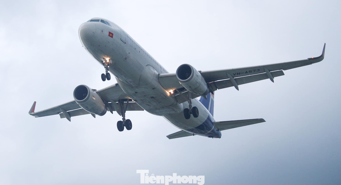 Đà Nẵng mỗi ngày có cả trăm chuyến bay đến và đi, do đó dễ dàng ngắm máy bay từ sáng đến khuya. Chỉ cần chọn một quán cà phê tầng thượng sẽ thấy đủ loại máy bay cất cánh, hạ cánh.