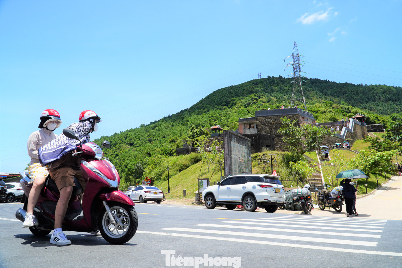Dù phải di chuyển bằng đường đèo nhiều khúc cua khúc khuỷu, dốc cao nhưng những phượt thủ nước ngoài rất hứng thú với di tích Hải Vân Quan. Đa phần khách quốc tế đều thuê xe máy chạy lên đỉnh đèo. Ảnh: Thanh Hiền.