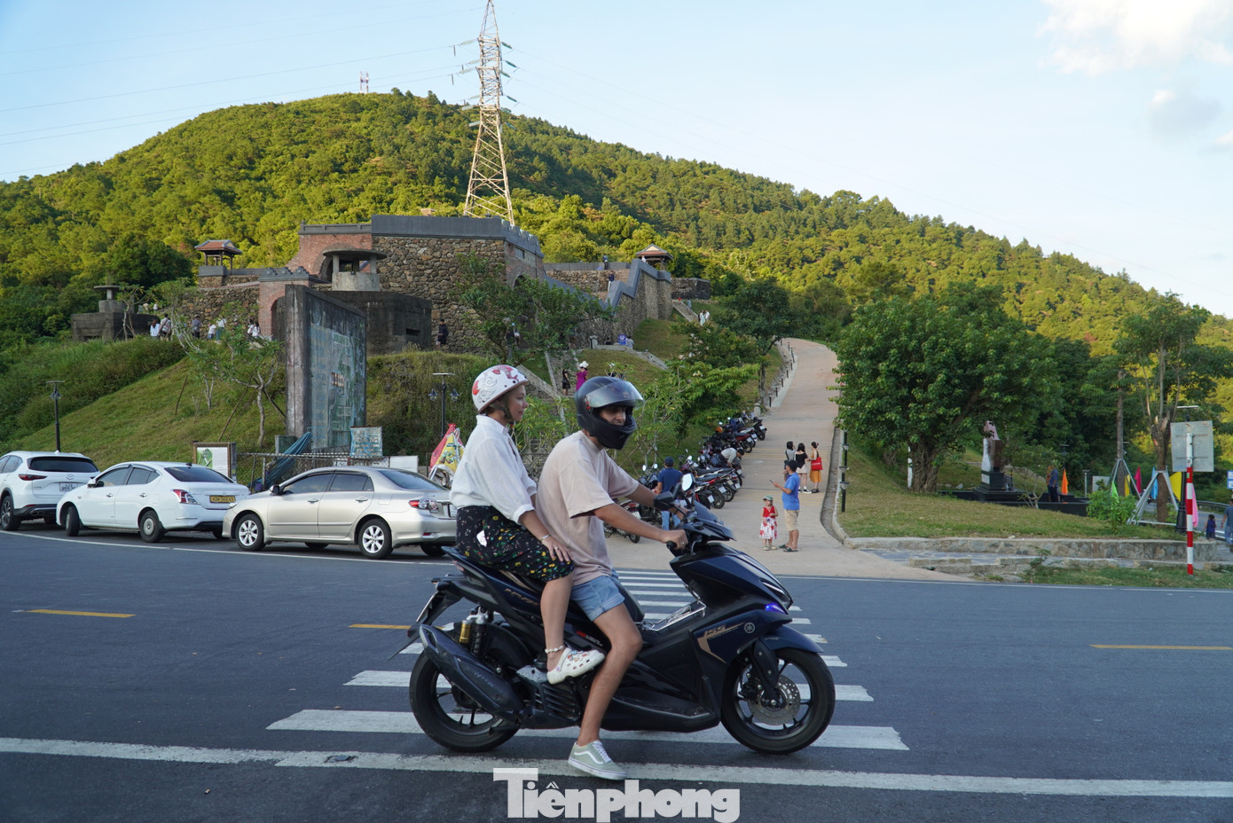 Dù phải di chuyển bằng đường đèo nhiều khúc cua khúc khuỷu, dốc cao nhưng những phượt thủ nước ngoài rất hứng thú với di tích Hải Vân Quan. Đa phần khách quốc tế đều thuê xe máy chạy lên đỉnh đèo. Ảnh: Thanh Hiền.
