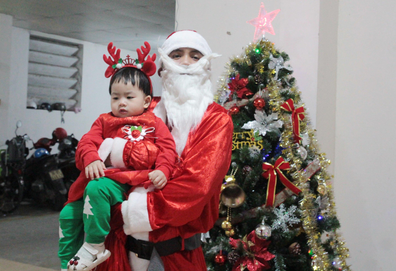 Chụp hình kỷ niệm với cây thông và ông già Noel.